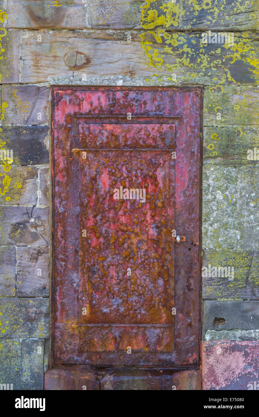 Una oxidada puerta en el malecón de Puerto de Whitehaven. Foto de stock