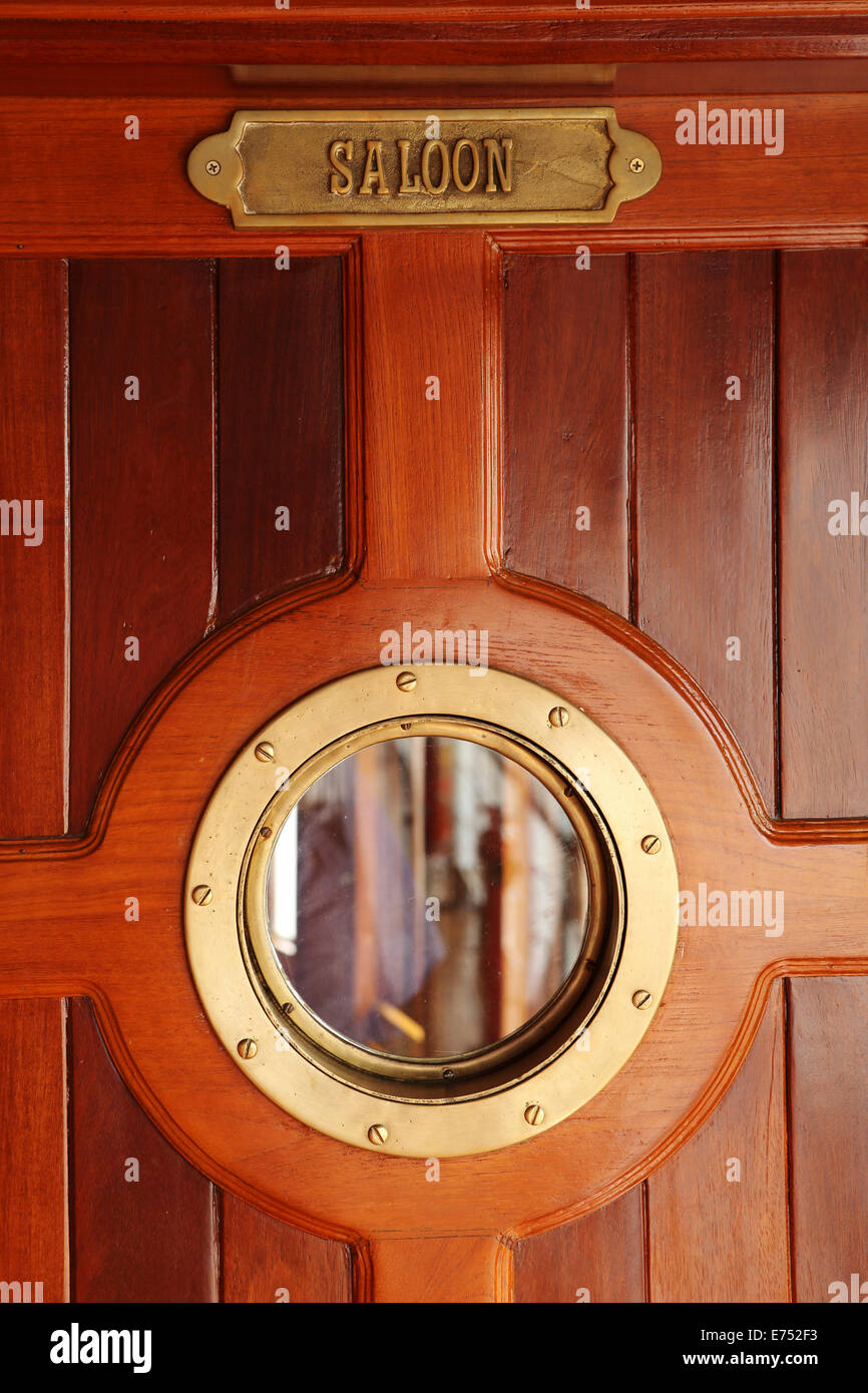 El salón puerta en un buque de crucero. Foto de stock