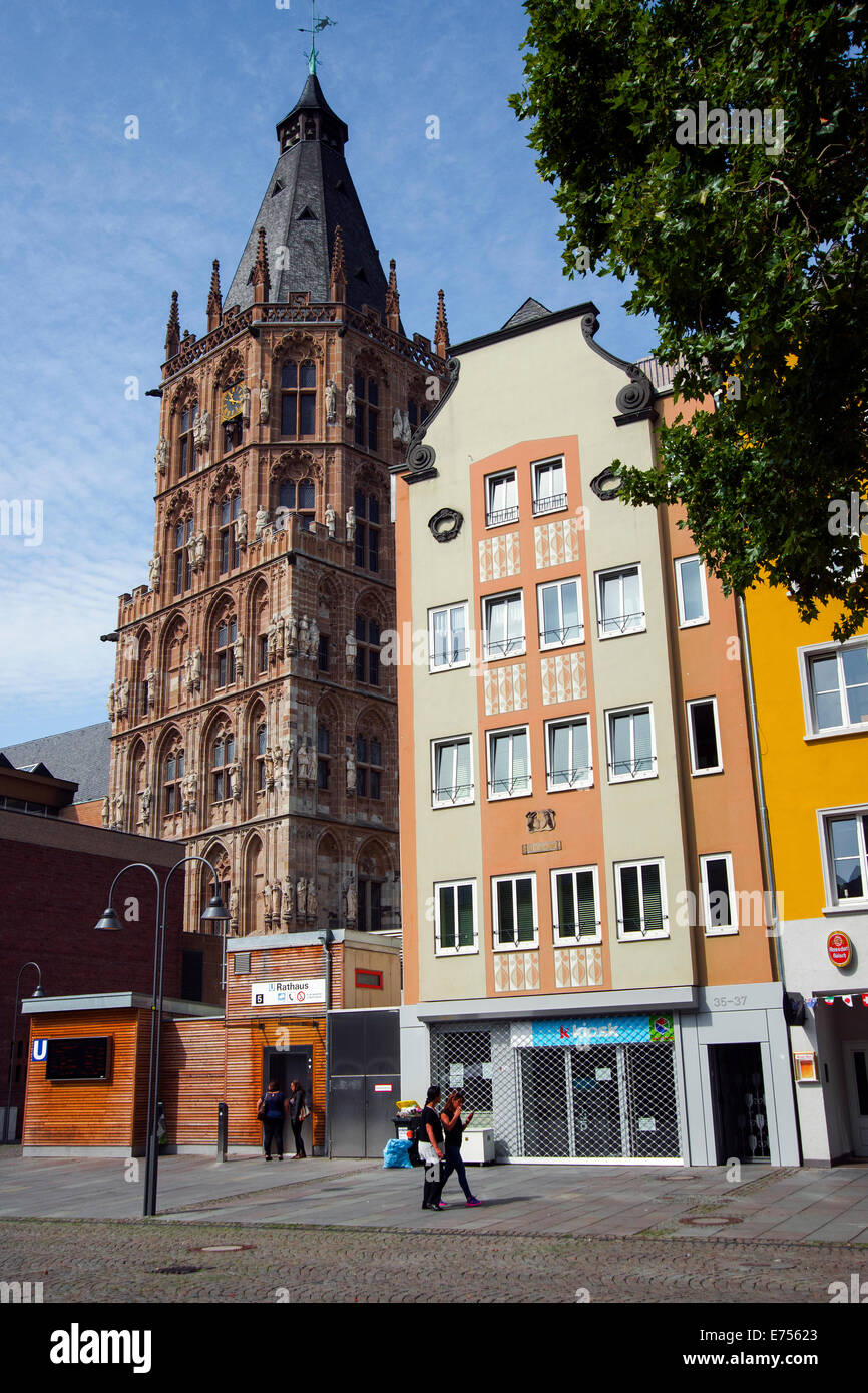 Ayuntamiento antiguo de Colonia Colonia Clock Tower detrás del hotel Köln, Alemania, Europa Foto de stock