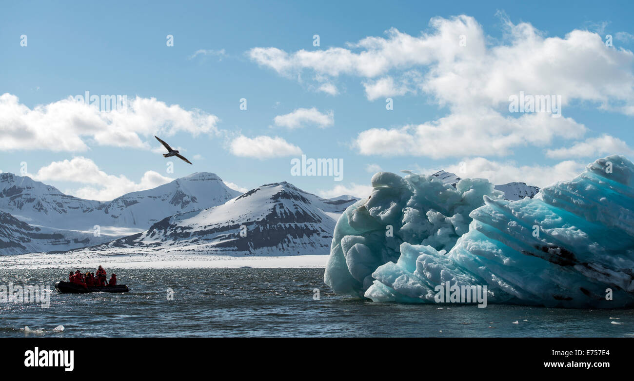 Zodiac con turistas navegando en el hielo del mar ártico Svalbard Noruega Escandinavia Europa Foto de stock