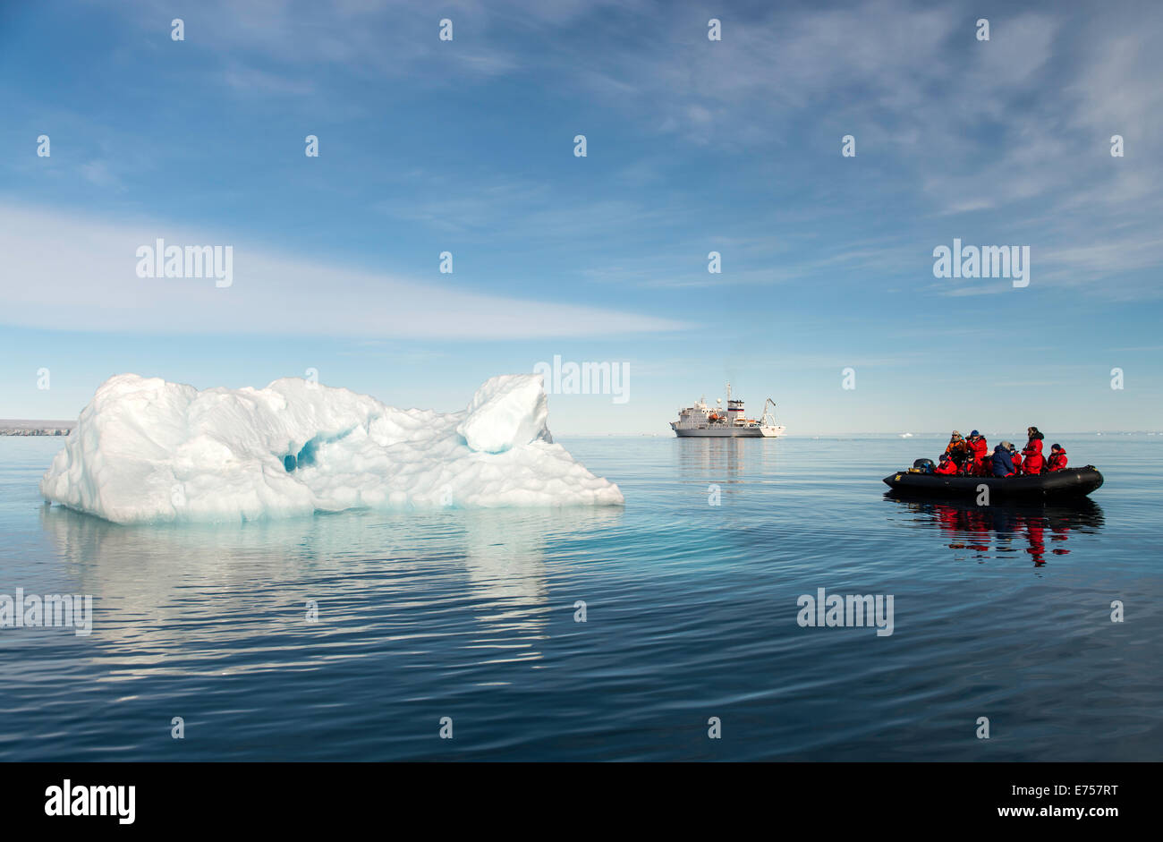 Zodíaco por hielo flotante Brasvellbreen círculo ártico Svalbard Noruega Escandinavia Europa Foto de stock