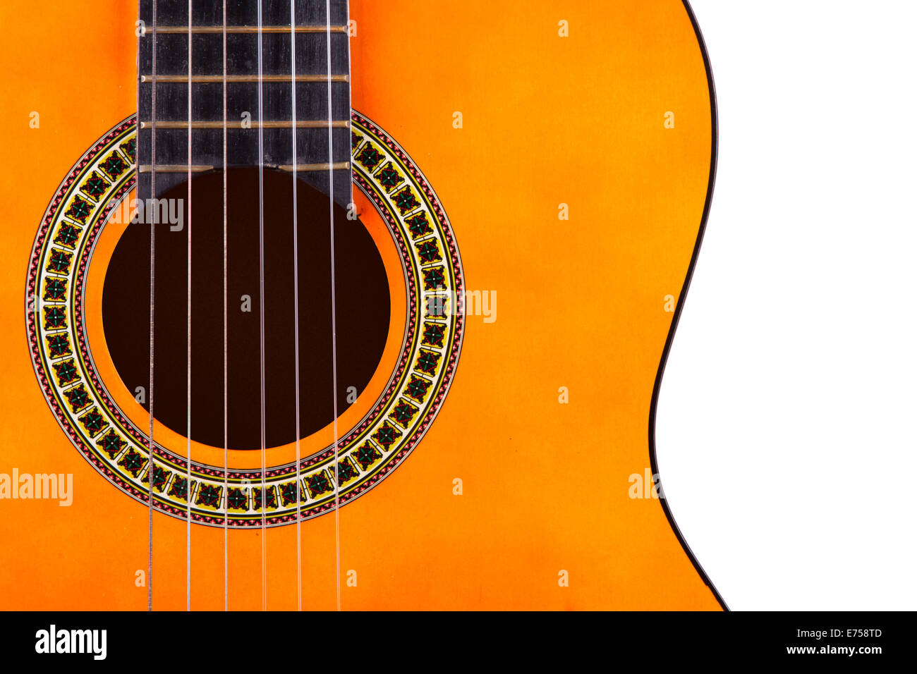 Vista frontal de la guitarra acústica, clásica de madera aislado sobre fondo blanco. Foto de stock