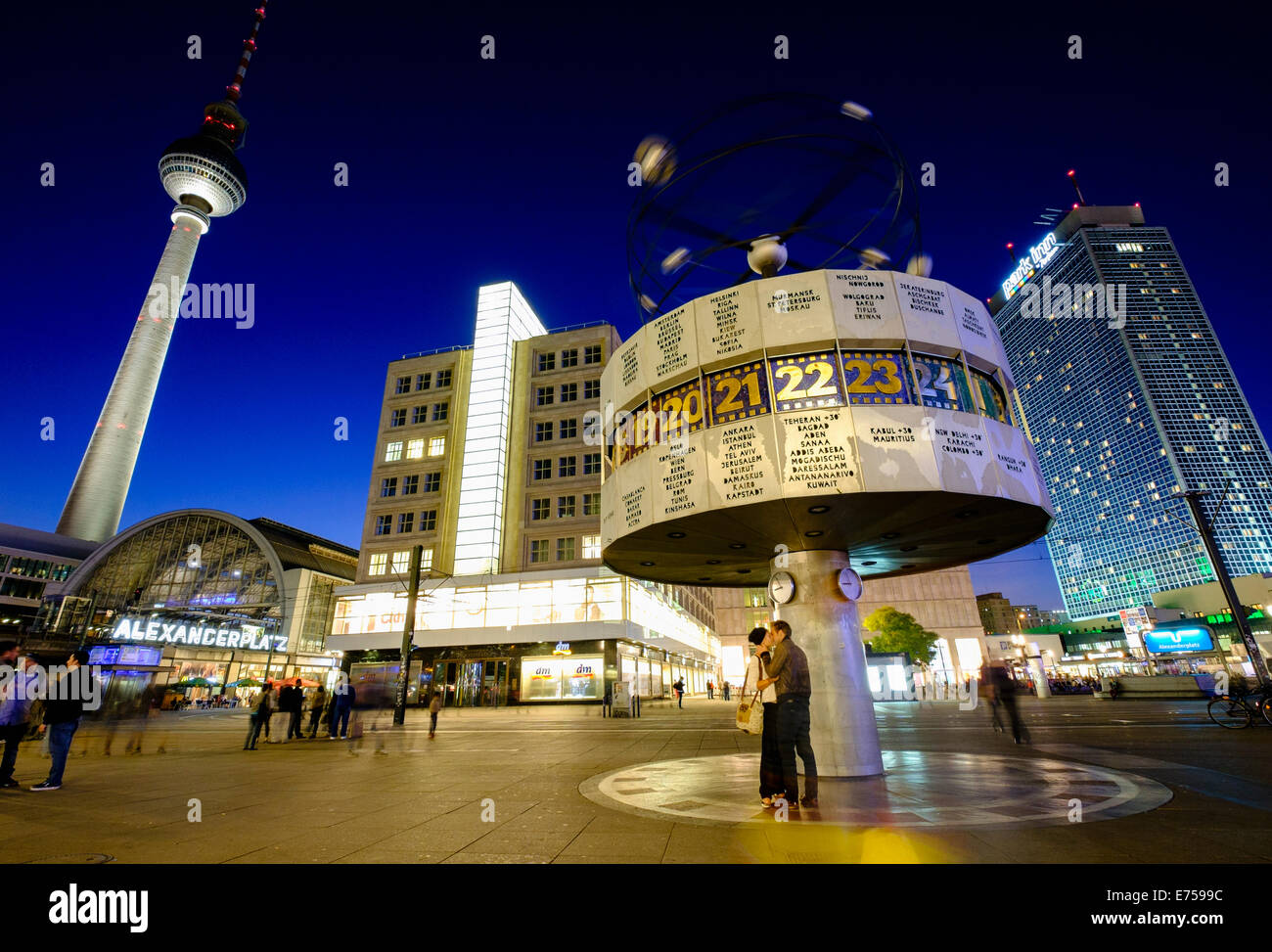 Vista nocturna del Reloj mundial en Alexanderplatz en Berlín Mitte Alemania Foto de stock
