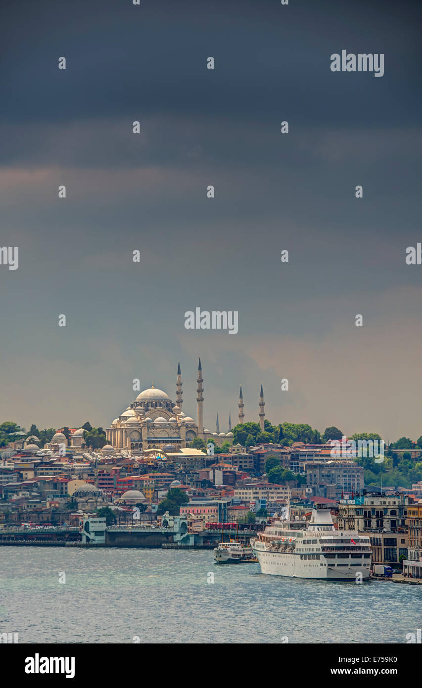 Horizonte de Estambul con la Mezquita Süleymaniye, iluminada con la luz del sol bajo un cielo tormentoso después de una gran tormenta Foto de stock