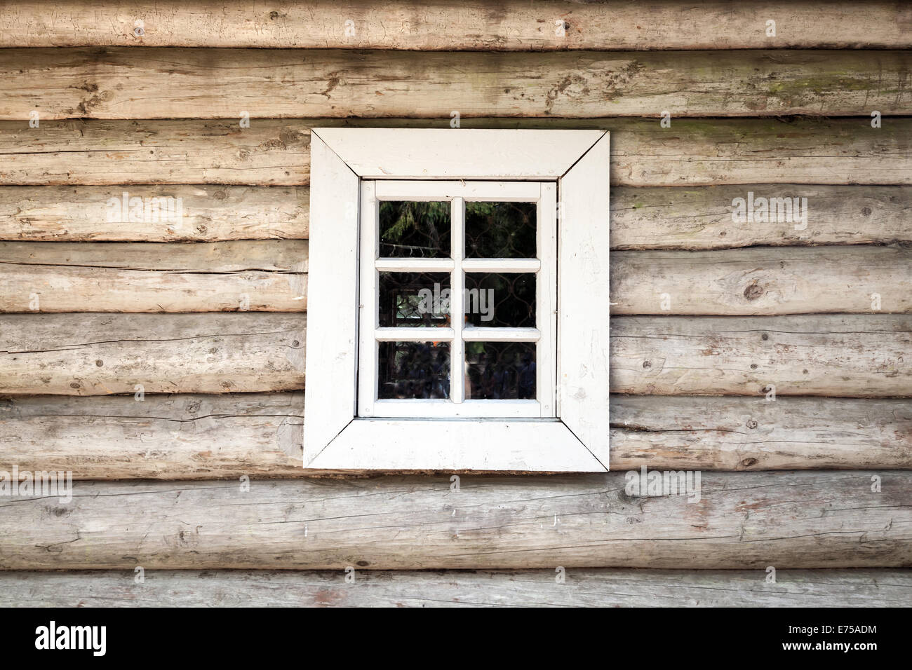 Antigua casa de madera pared con ventana pequeña, textura de fondo Foto de stock
