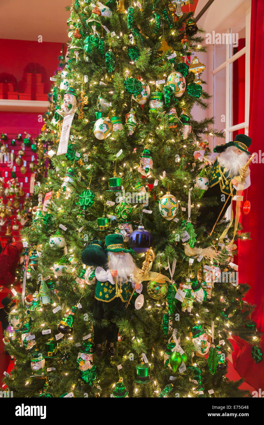 Decoración navideña festiva de color verde y dorado con un tema irlandés en  un árbol de Navidad en una tienda en Nueva York, EE.UU Fotografía de stock  - Alamy