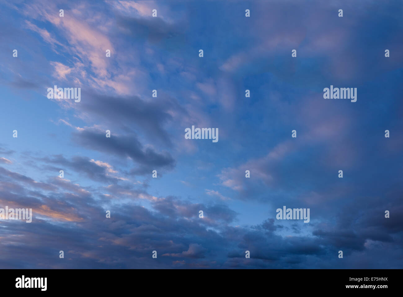 Nubes en el cielo del anochecer Foto de stock