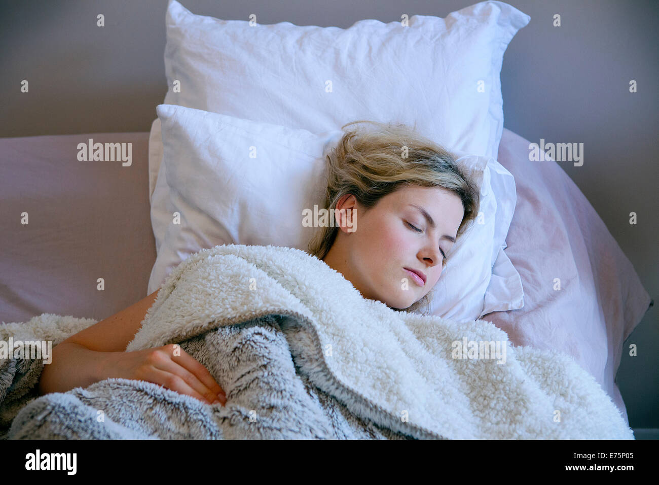 Mujer durmiendo Foto de stock