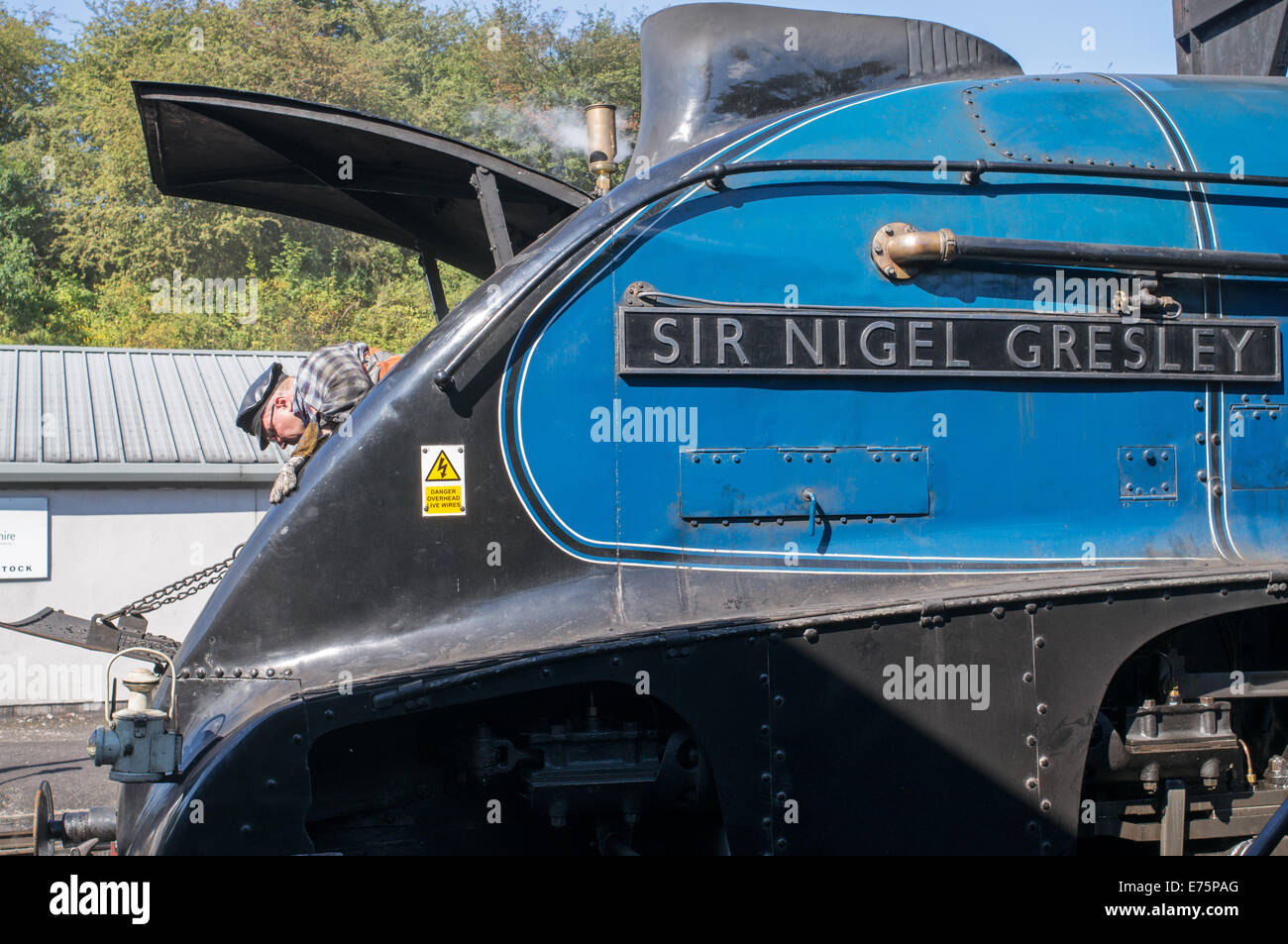 Limpieza del hombre smokebox de tren de vapor Sir Nigel Gresley Grosmont, North Yorkshire, Inglaterra, Reino Unido. Foto de stock