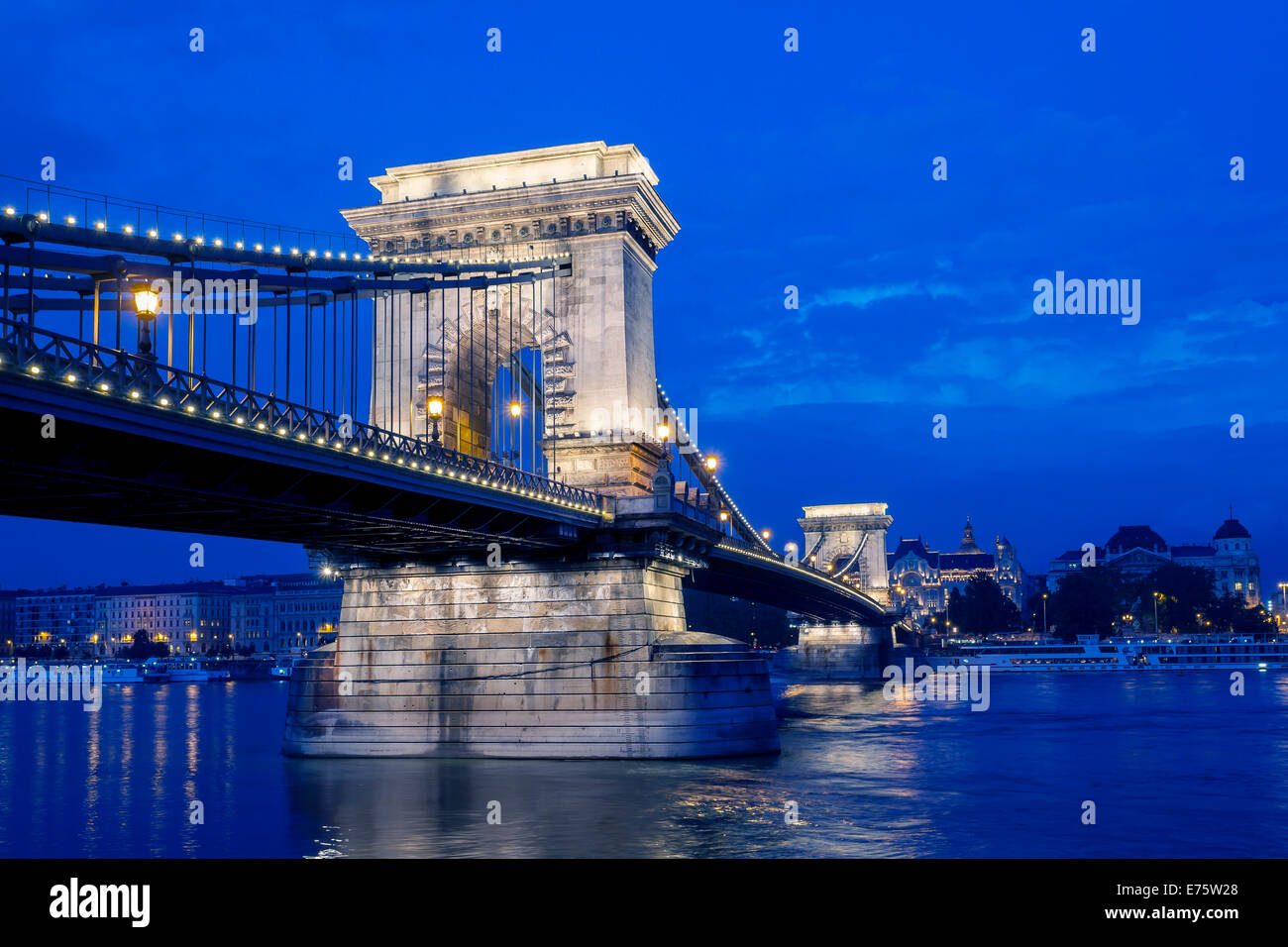 El Puente de la cadena a la hora azul, Budapest, Hungría Foto de stock