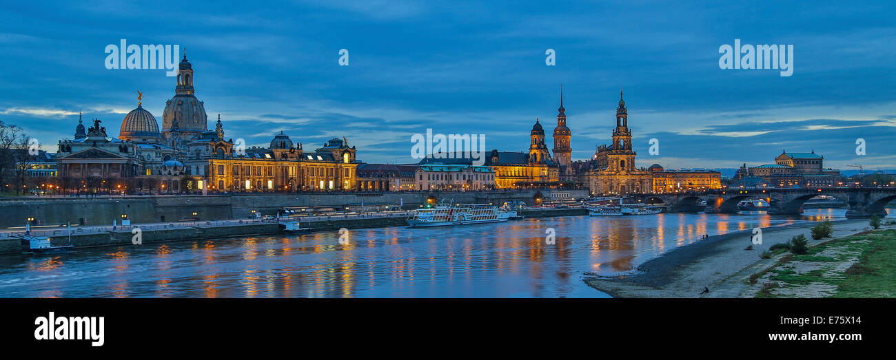 Ciudad de Dresde durante la hora azul, Sitio del Patrimonio Mundial de la UNESCO, el río Elba, el centro histórico, Dresde, Sajonia, Alemania Foto de stock