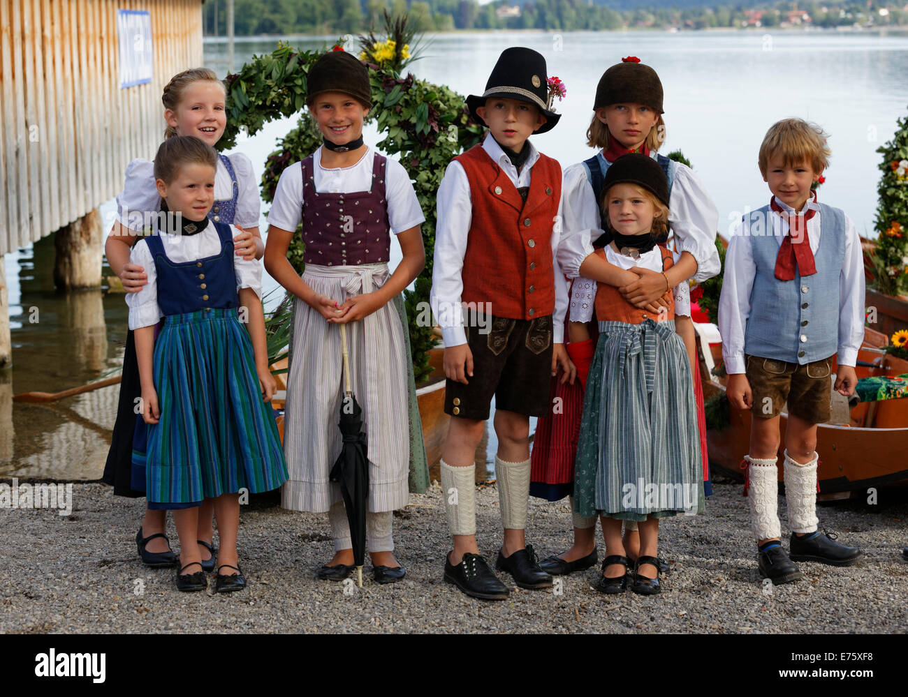 Los niños ataviados con sus trajes tradicionales, Alt-Schlierseer-festival Kirchtag Schliersee, Alta Baviera, Baviera, Alemania Foto de stock