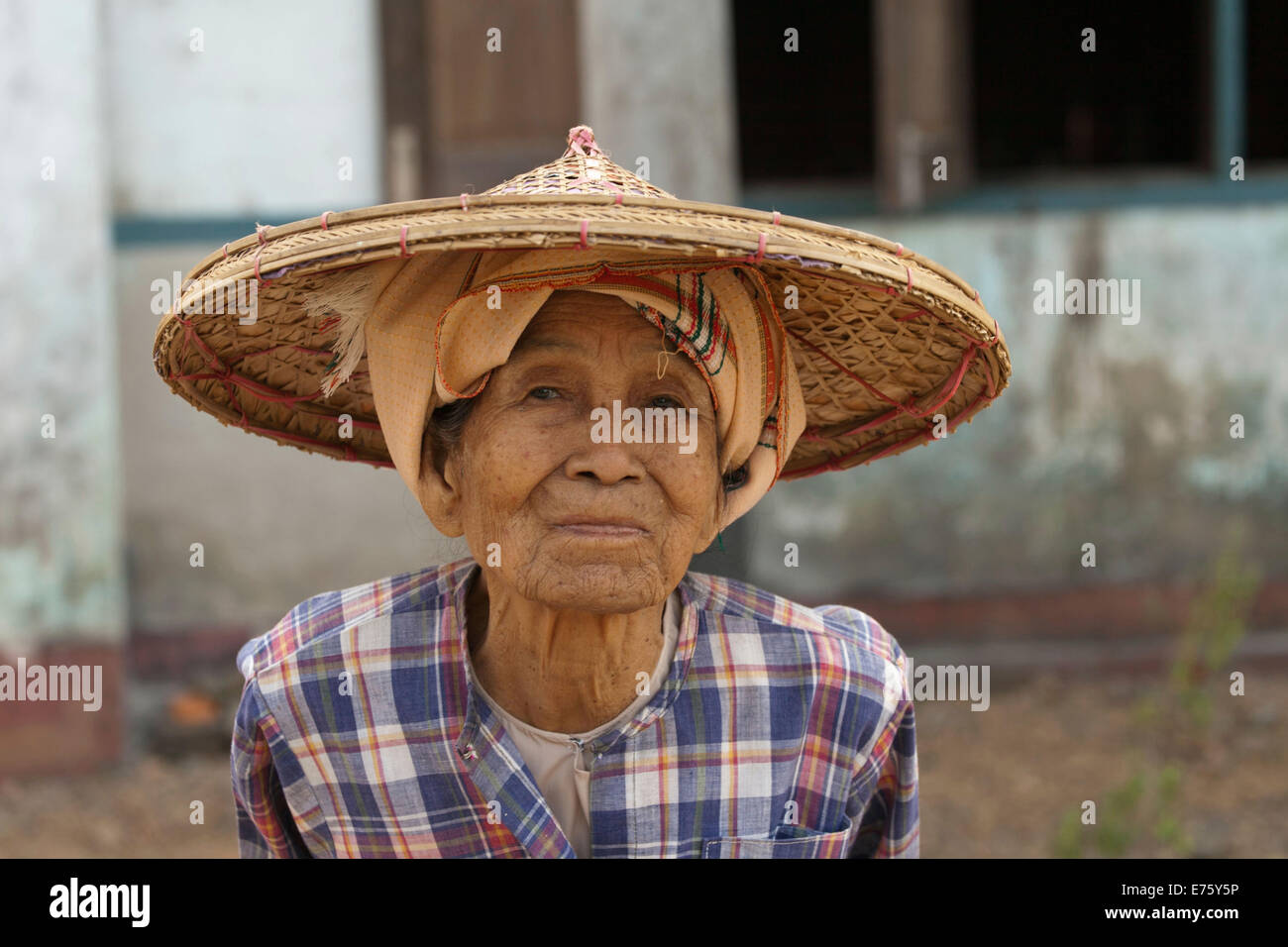 La agricultora viejo con sombrero, Yangon, Myanmar Foto de stock
