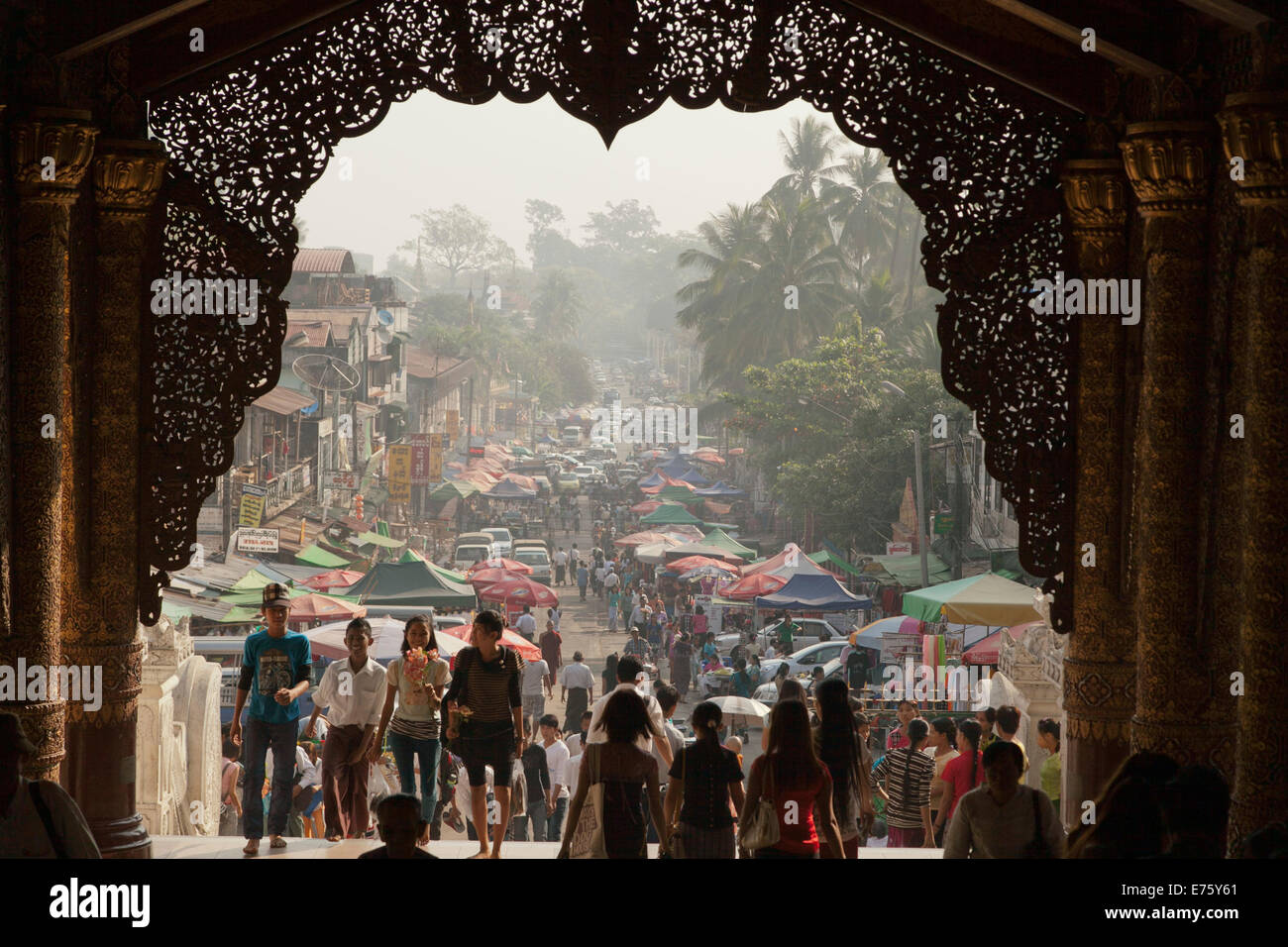 La salida del templo, la transición hacia una ciudad agitada vida, Yangon, Myanmar Foto de stock