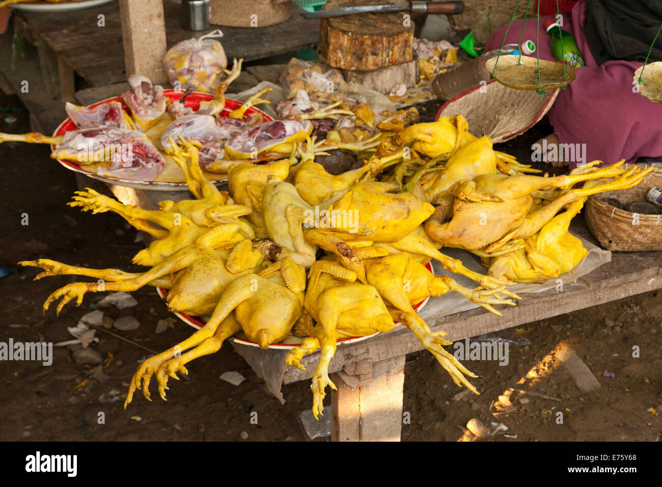 Pollo, carne de aves de corral, mostrar en un mercado, Yangon, Myanmar Foto de stock
