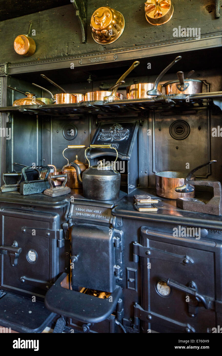 Antigua cocina de hierro fundido, Inglaterra, Reino Unido Fotografía de  stock - Alamy