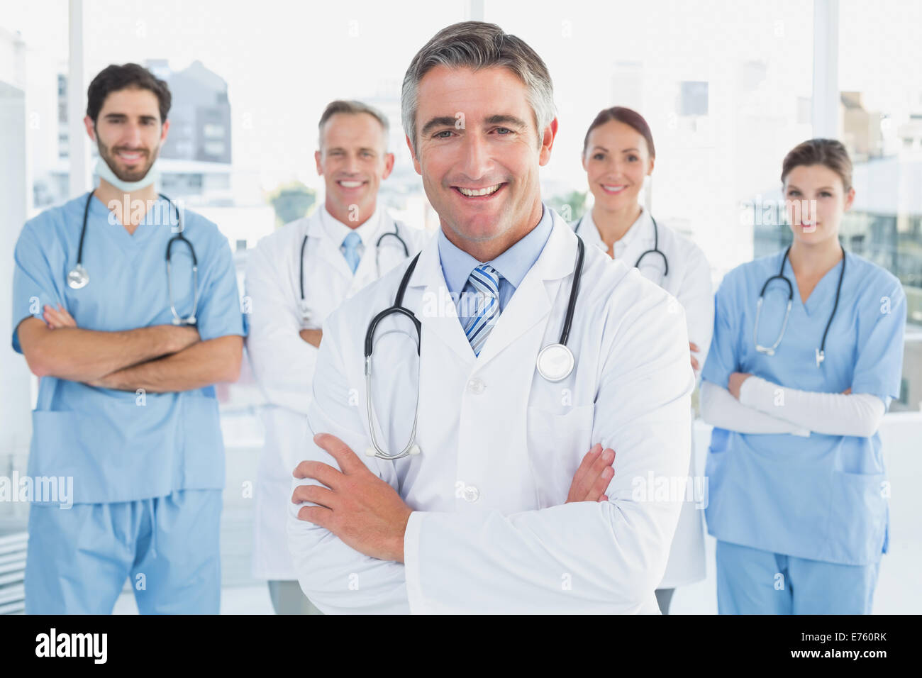 Sonriente doctor con colegas médicos Foto de stock
