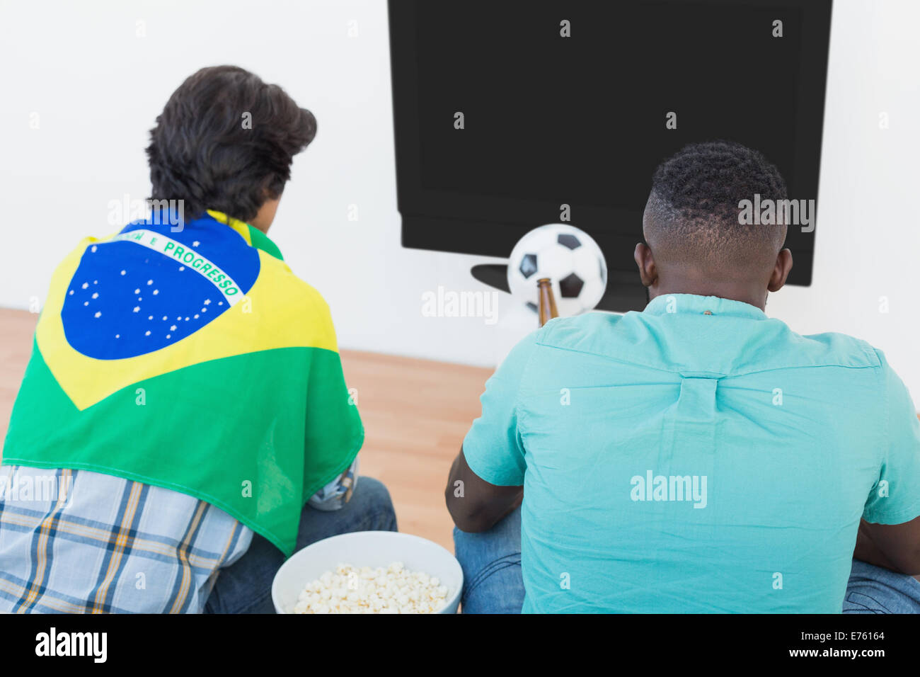 Los fútbol brasileño viendo la Fotografía de stock Alamy
