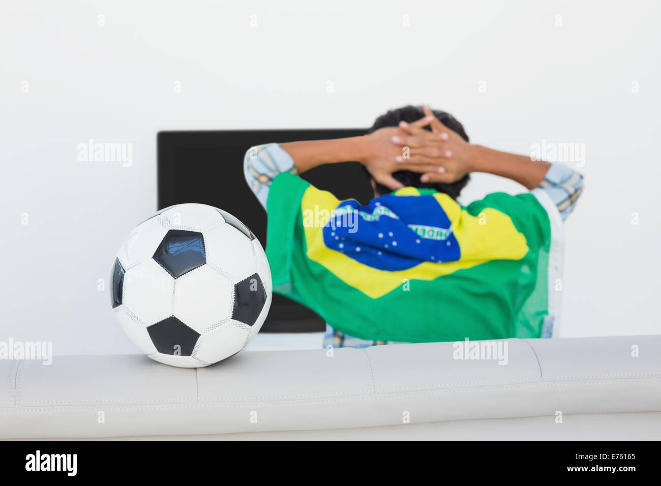 del fútbol brasileño viendo la televisión Fotografía de - Alamy