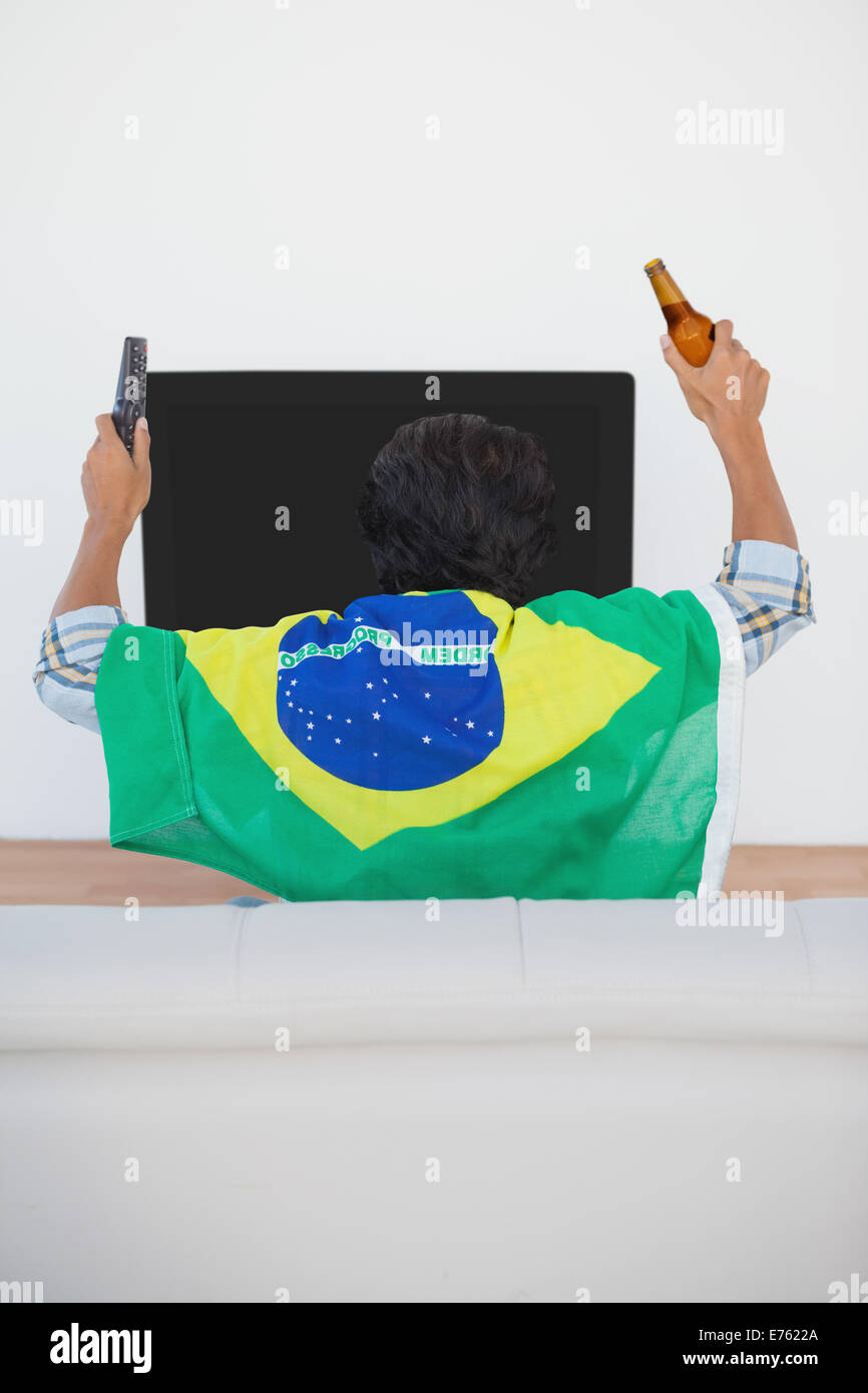 del fútbol brasileño viendo la televisión Fotografía de - Alamy