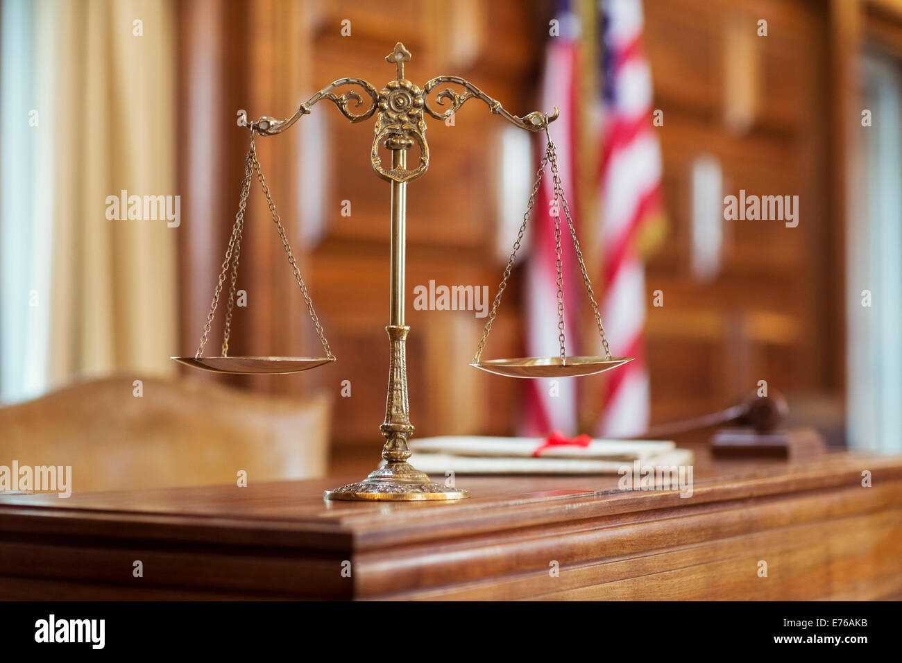 Balanza de la justicia en el banquillo del juez Foto de stock
