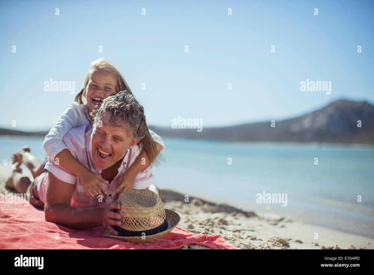 Abuelo y nieta jugando en la playa Foto de stock