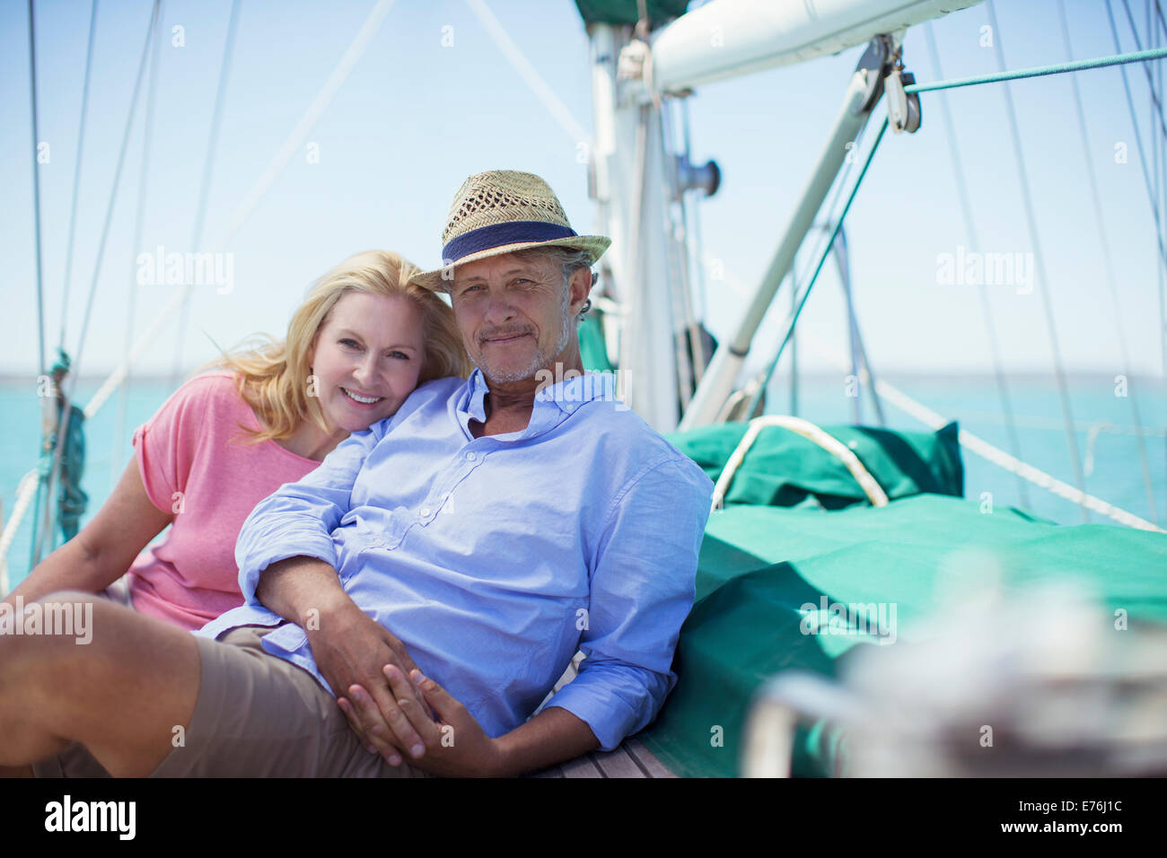 Pareja Sentada en la cubierta del velero Foto de stock