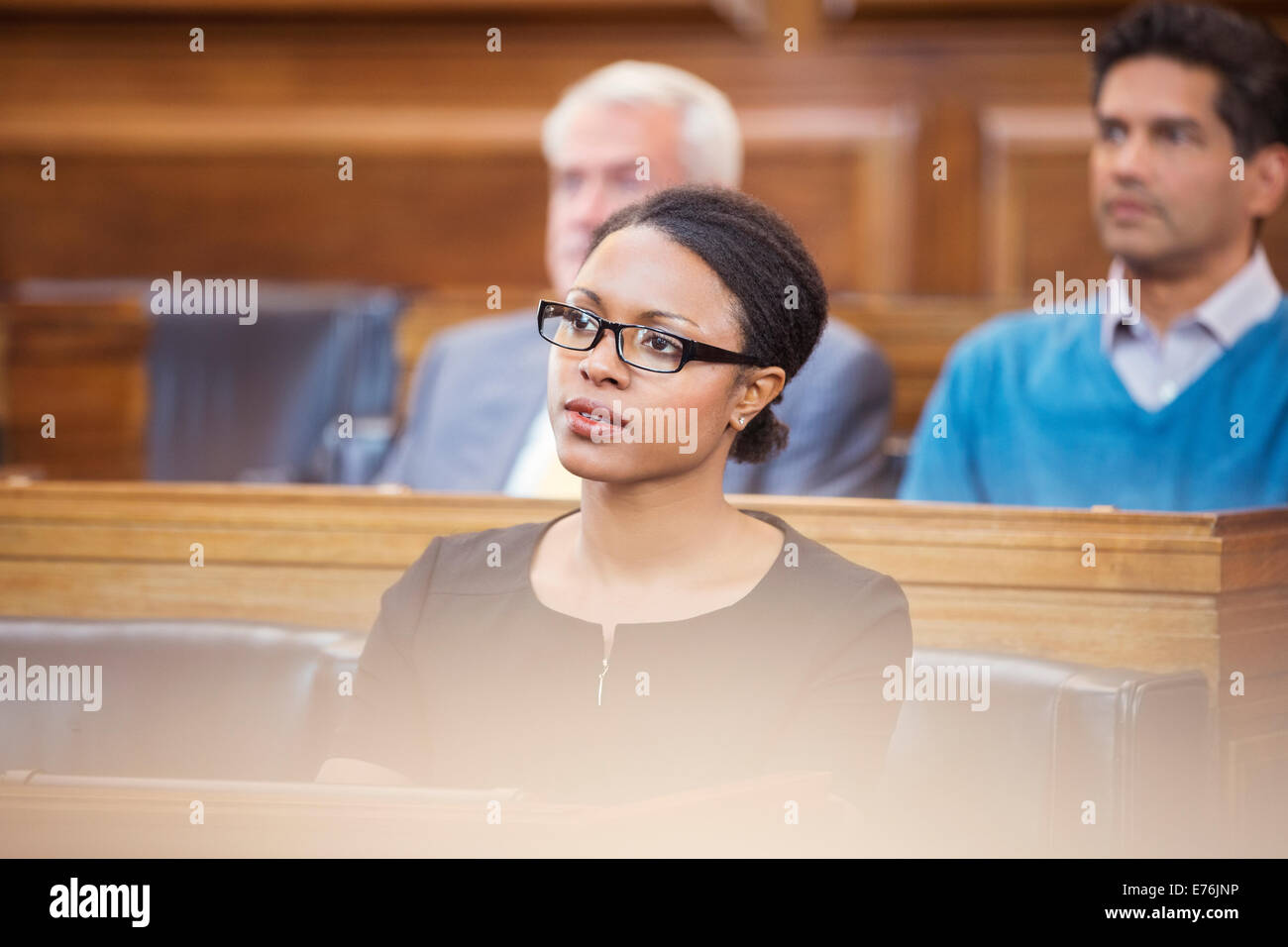 Mujer observando juicio Foto de stock