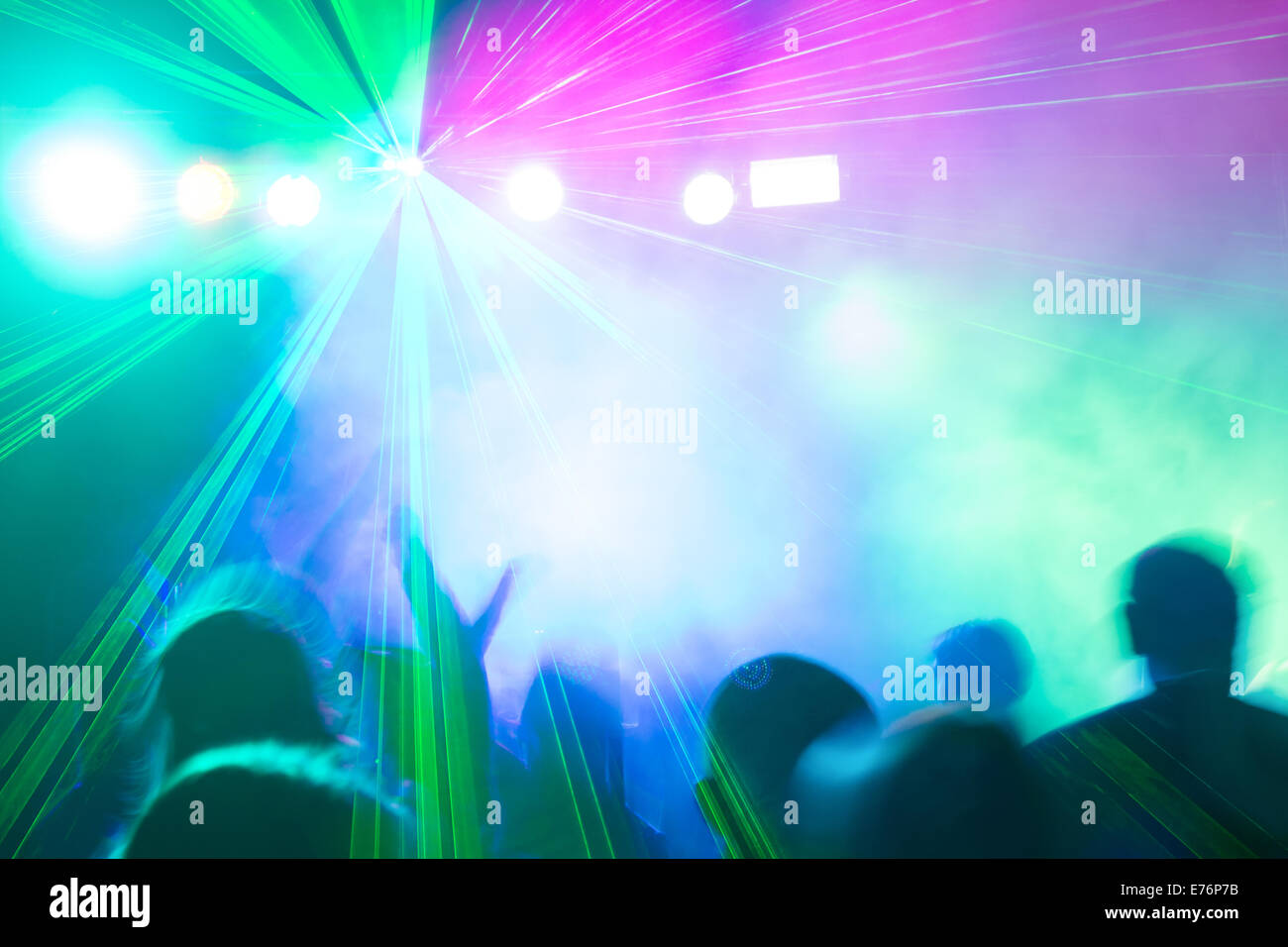 mimar unidad parásito Discoteca coloridas luces láser iluminando multitud en parte Fotografía de  stock - Alamy