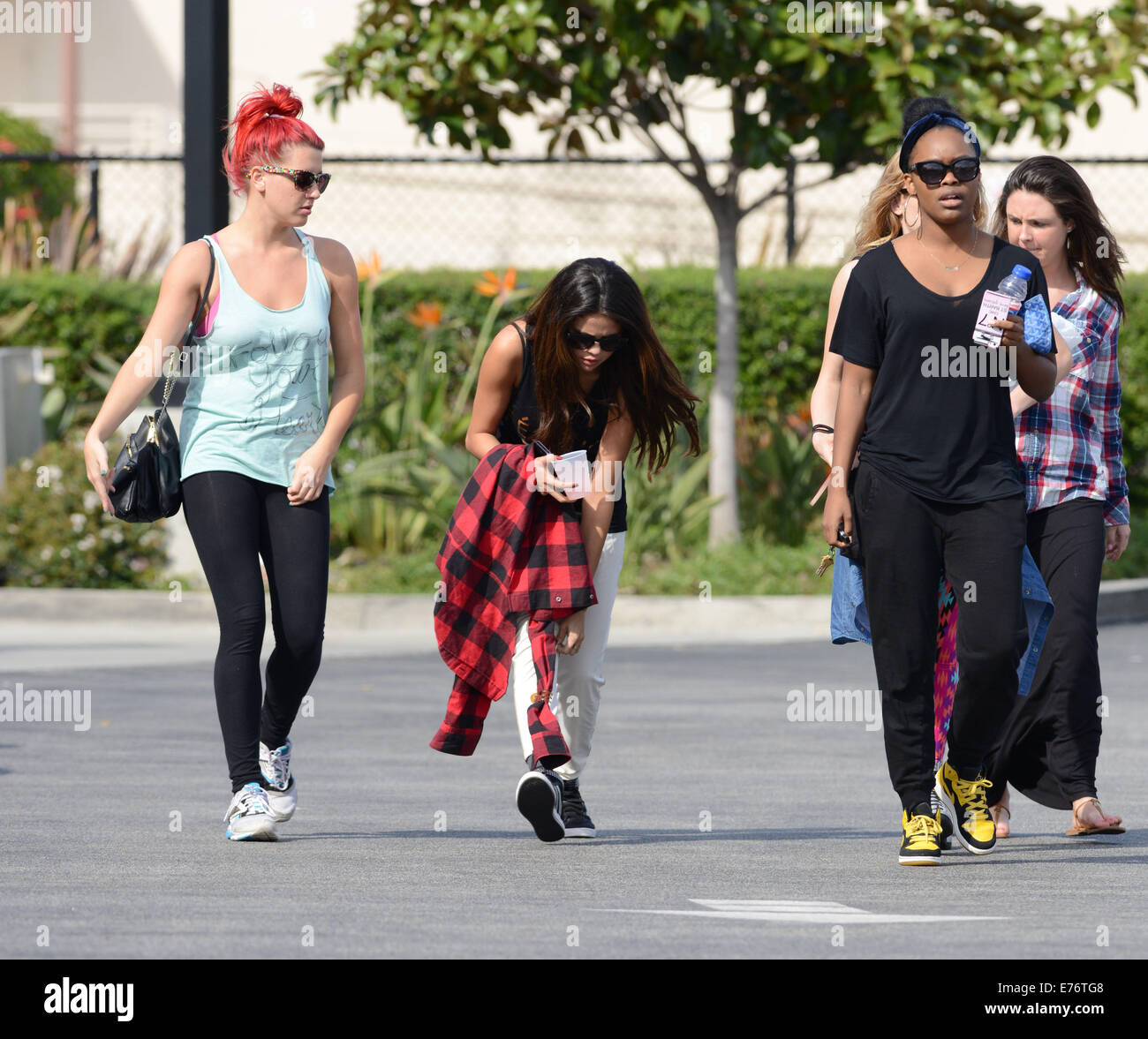 Selena Gomez se toma un descanso de la grabación en un estudio a almorzar  con sus amigos con: Selena Gomez donde: Los Angeles, California, Estados  Unidos cuando: El 03 de marzo de