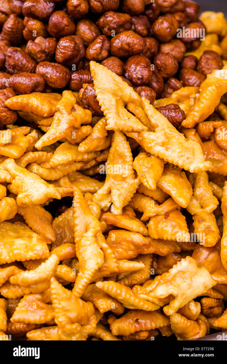 Las cookies tradicionales italianos en gran quantaty en pantalla. Foto de stock