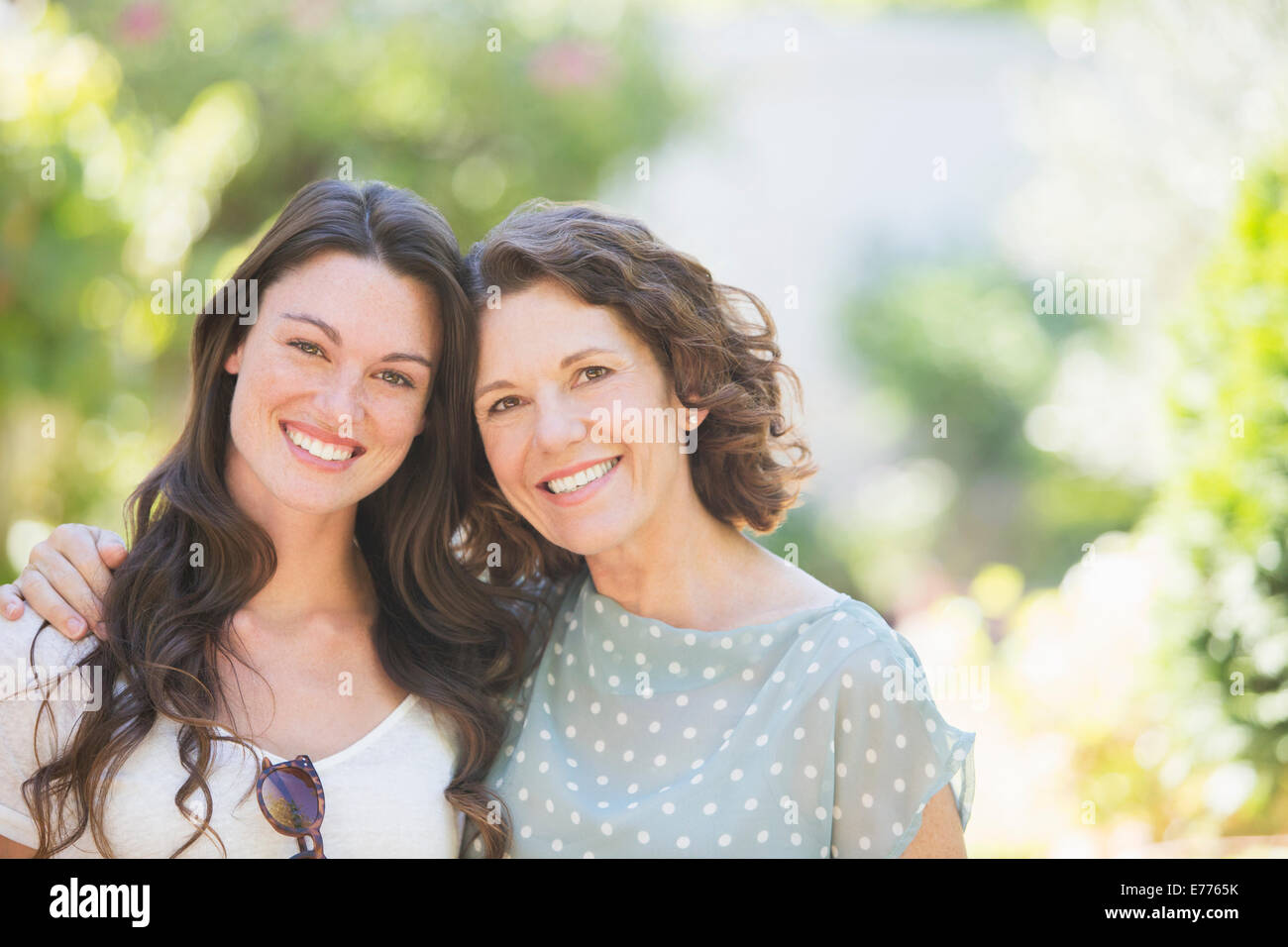Madre e hija sonriendo al aire libre Foto de stock