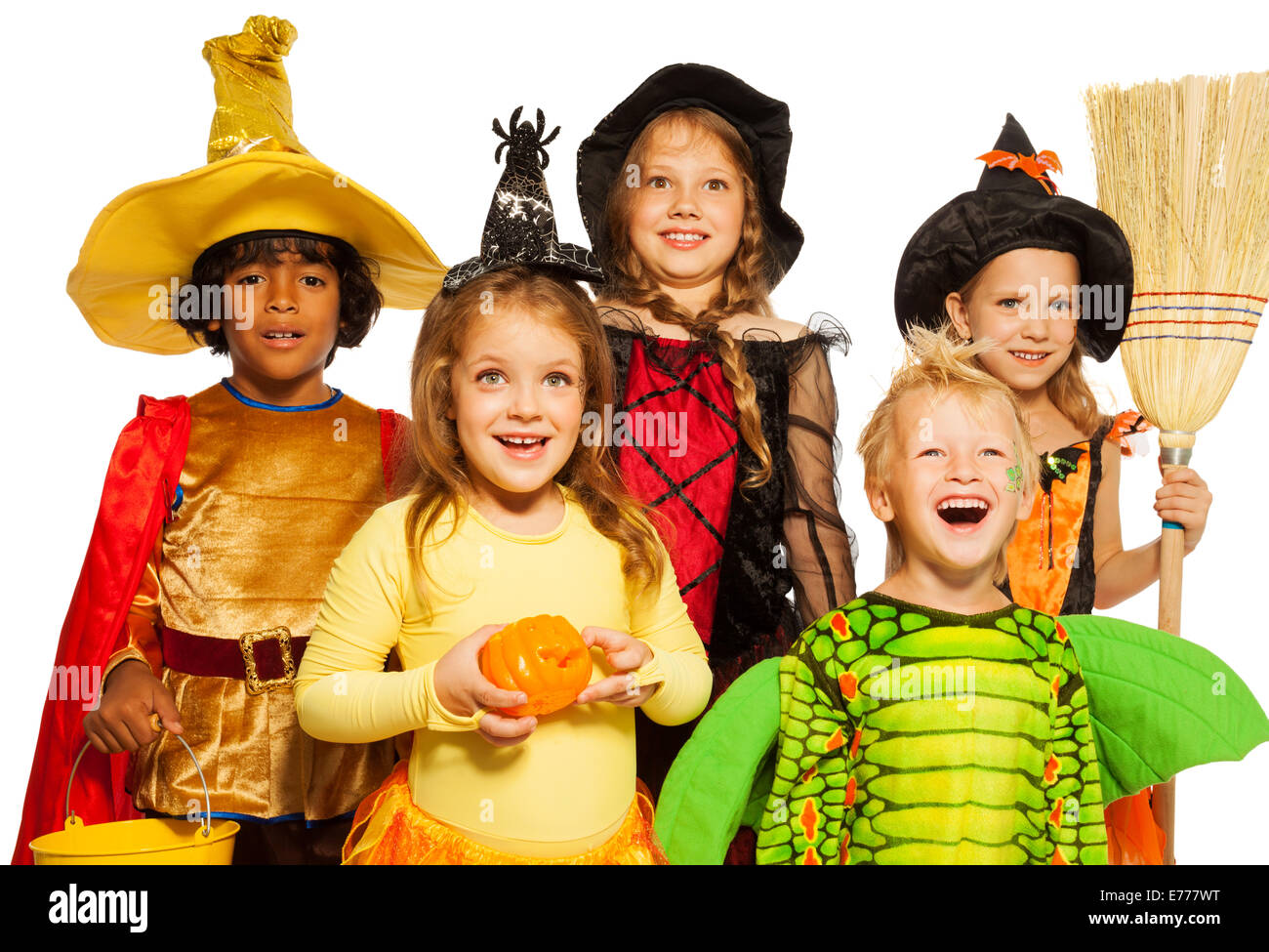 Disparar cerca de cinco niños en disfraces de Halloween Fotografía de stock  - Alamy