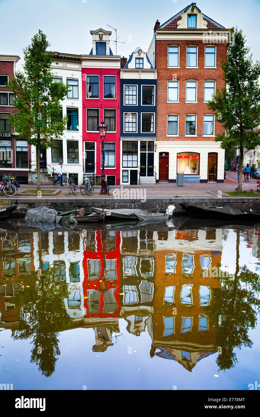 Típica, viejo, Ámsterdam, junto al canal Spiegelgracht casas. Amsterdam, Holanda Foto de stock