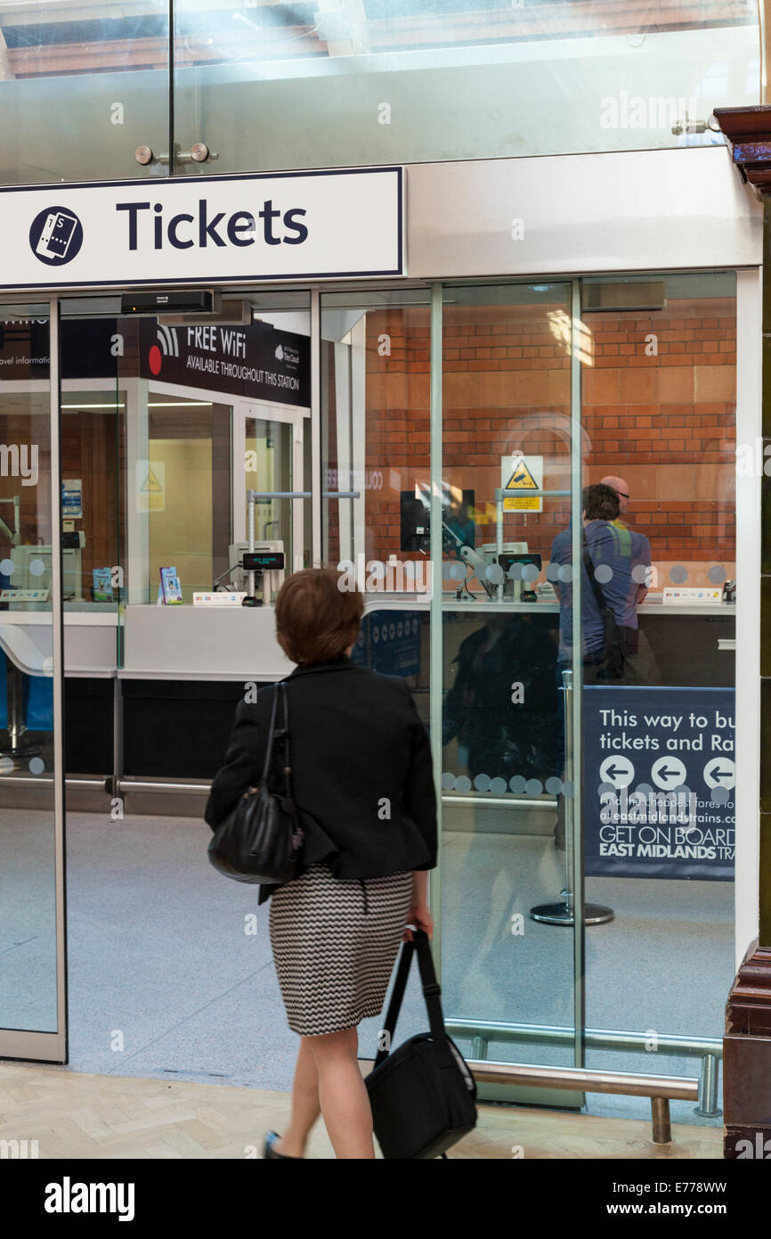 Persona que entra en la taquilla de la estación de tren, la estación de tren de Nottingham, Nottingham, Inglaterra, Reino Unido. Foto de stock
