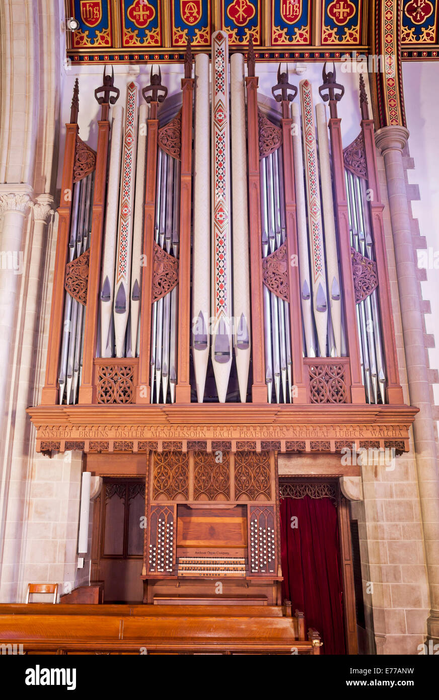 Un órgano de tubos en una iglesia. Foto de stock