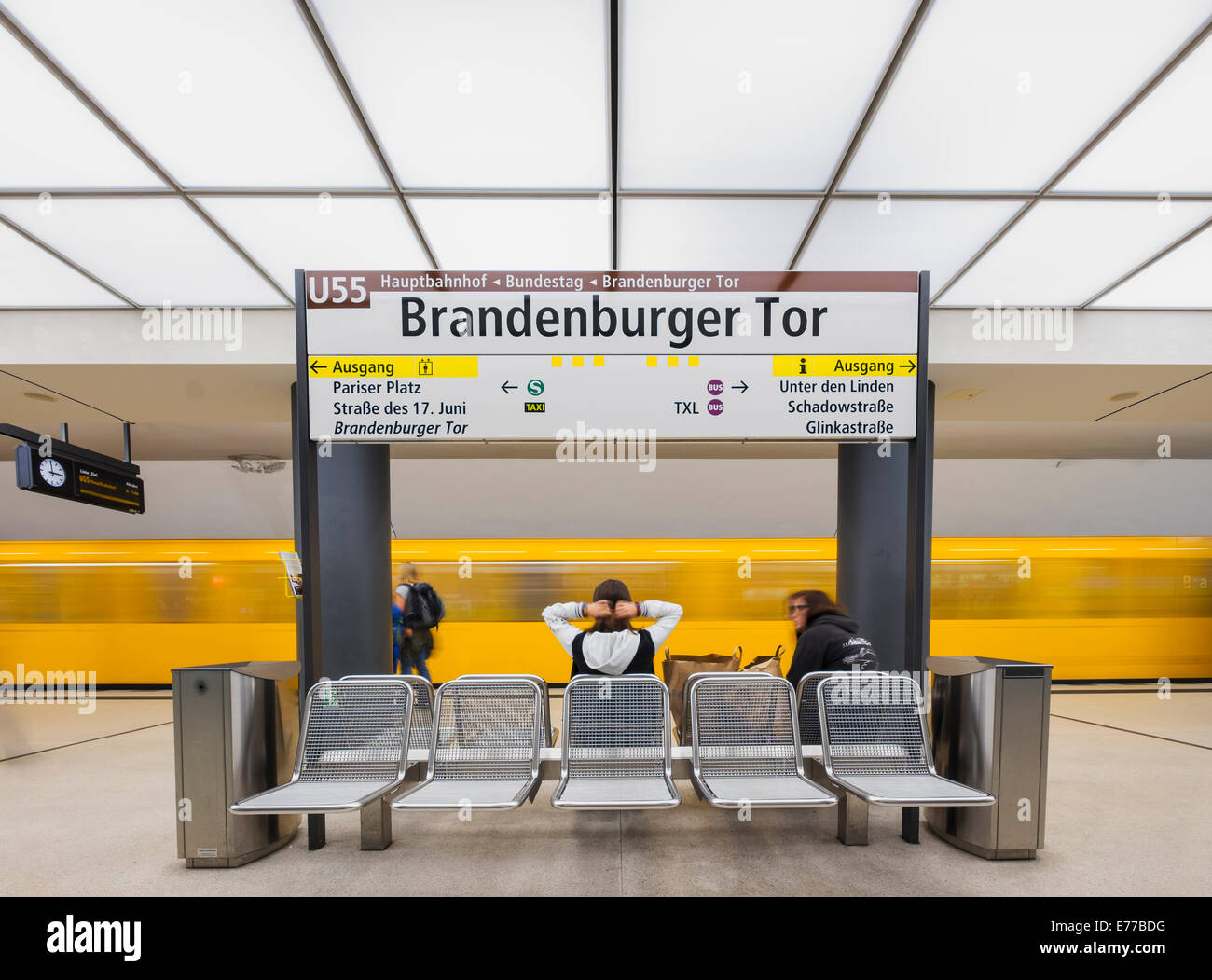 En la plataforma del tren en la estación de metro Puerta de Brandenburgo en Berlín, Alemania Foto de stock