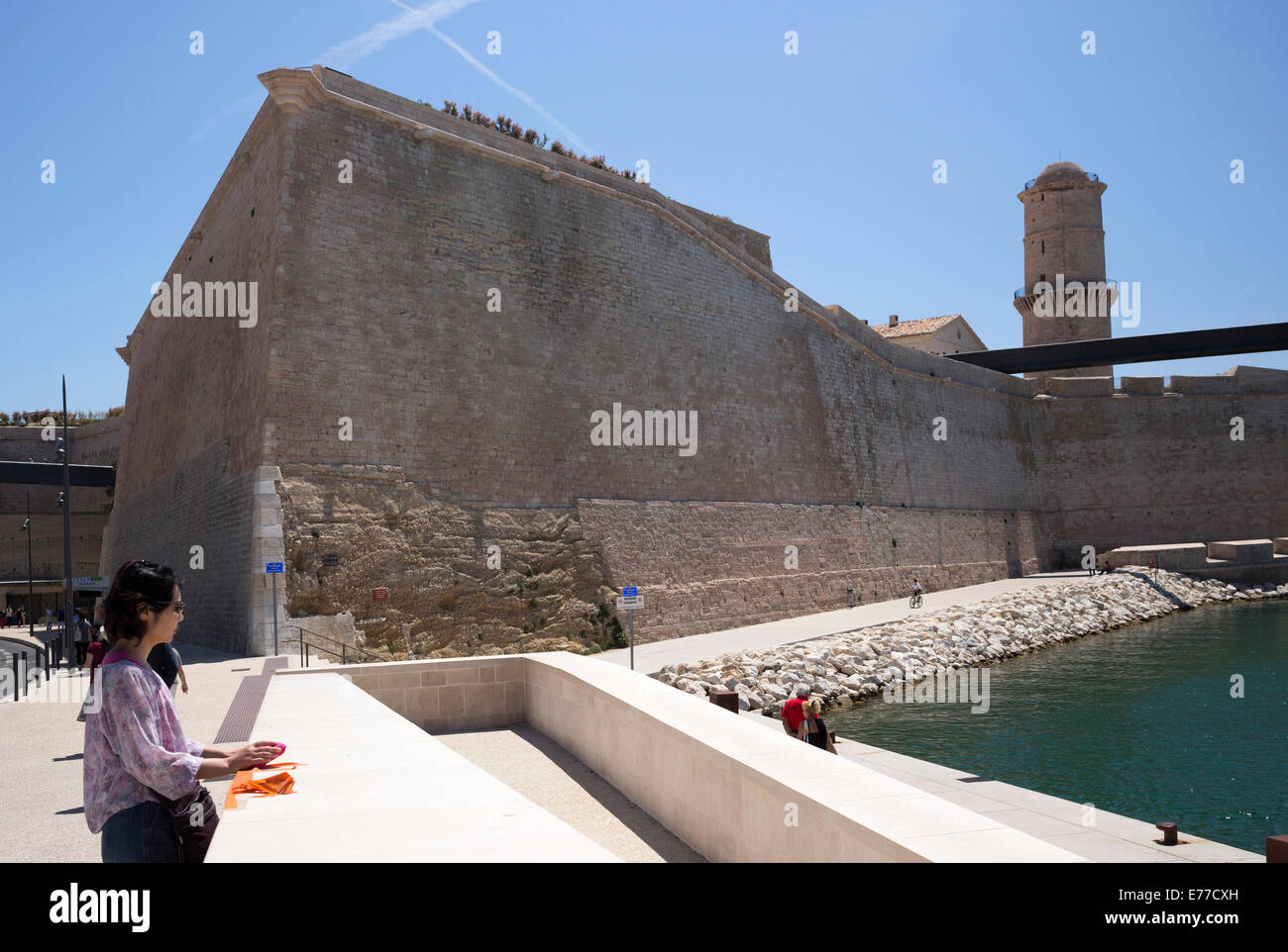 La antigua fortaleza militar St Jean custodiando el puerto de Marsella, Francia Foto de stock