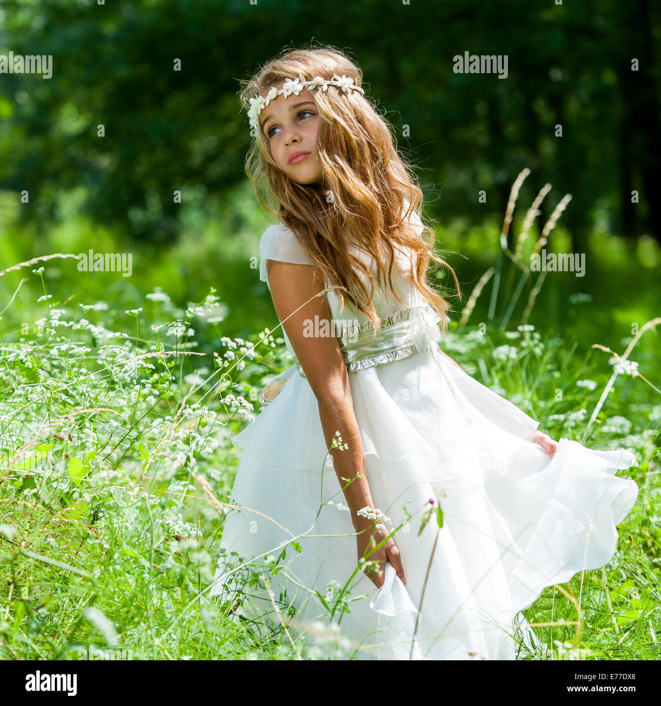 Chica con vestido blanco new arrivals