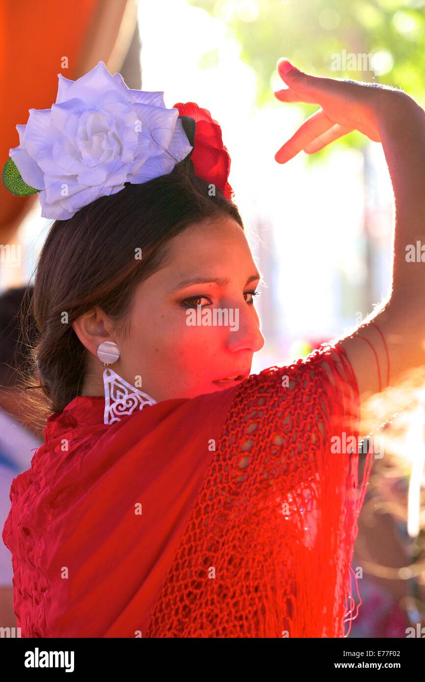 Bailaora con traje tradicional, anual Feria del Caballo, Jerez de la Frontera, Provincia de Cádiz, Andalucía, España Foto de stock