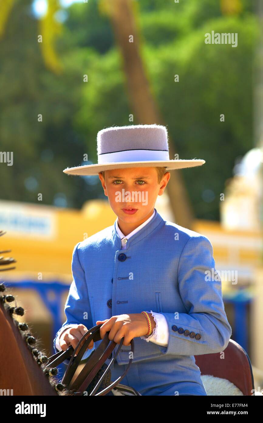 Chico en traje tradicional española a caballo, anual Feria del Caballo,  Jerez de la Frontera, Provincia de Cádiz, Andalucía, España Fotografía de  stock - Alamy