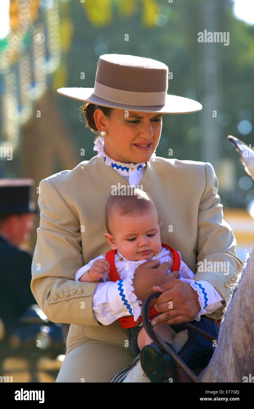 Mujer y bebé en traje tradicional española a caballo, anual Feria del  Caballo, Jerez de la Frontera, Provincia de Cádiz, Andalucía Fotografía de  stock - Alamy