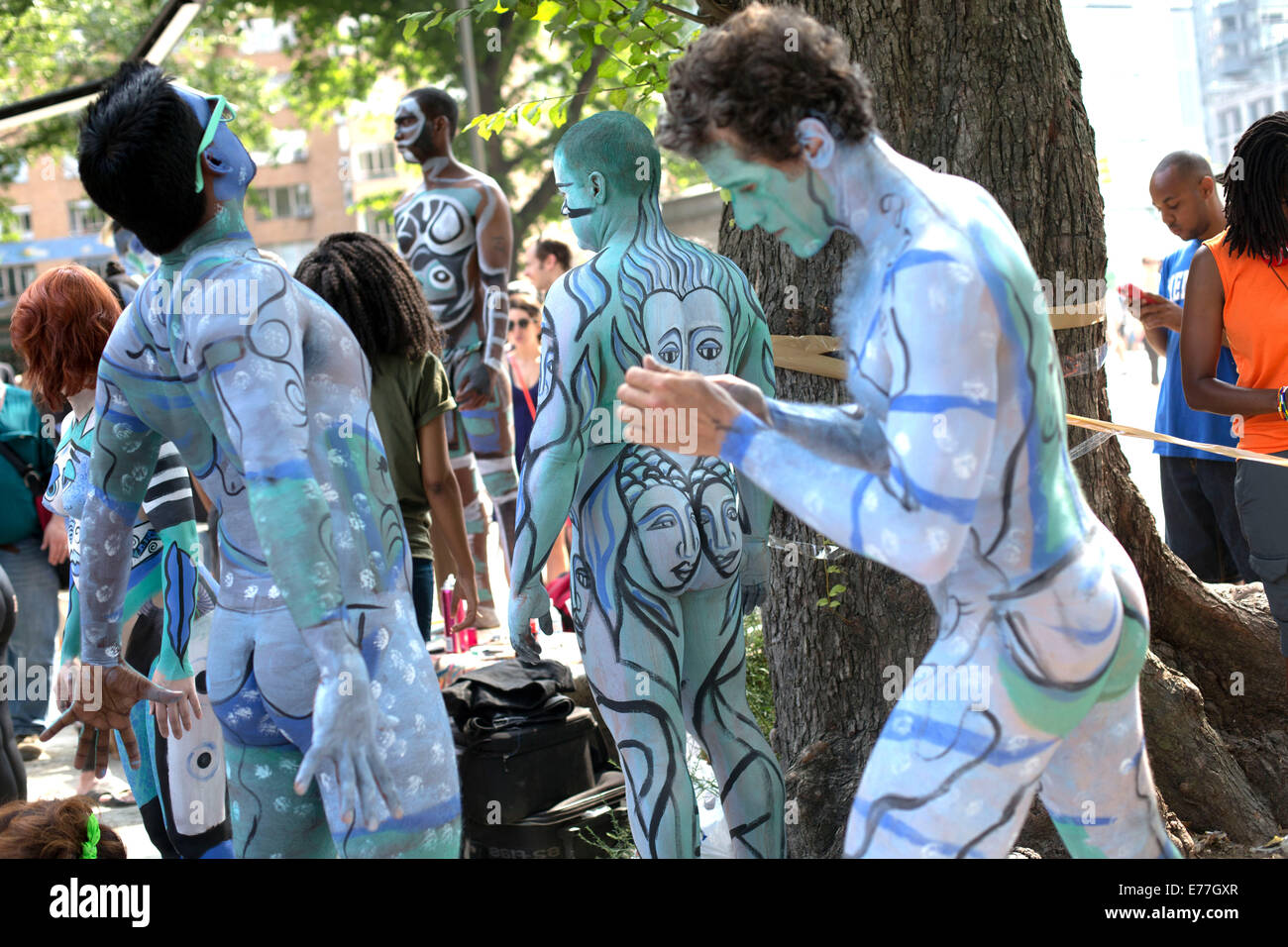 Body Painting Festival nude desnuda al aire libre Fotografía de stock -  Alamy