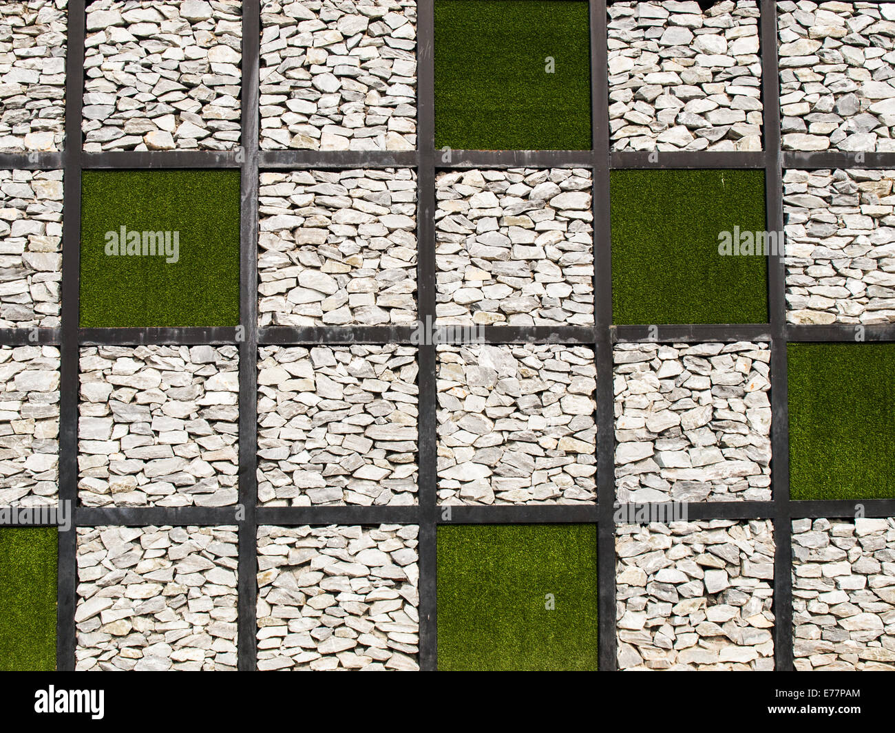 Césped artificial y muro de piedra como fondo Fotografía de stock - Alamy