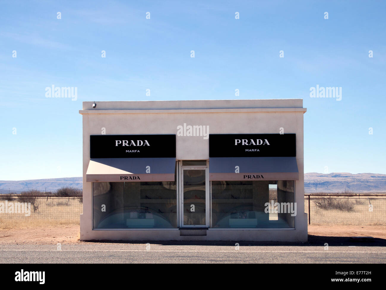 Instalación de arte tienda Prada en el desierto en Texas para San Valentín  Fotografía de stock - Alamy