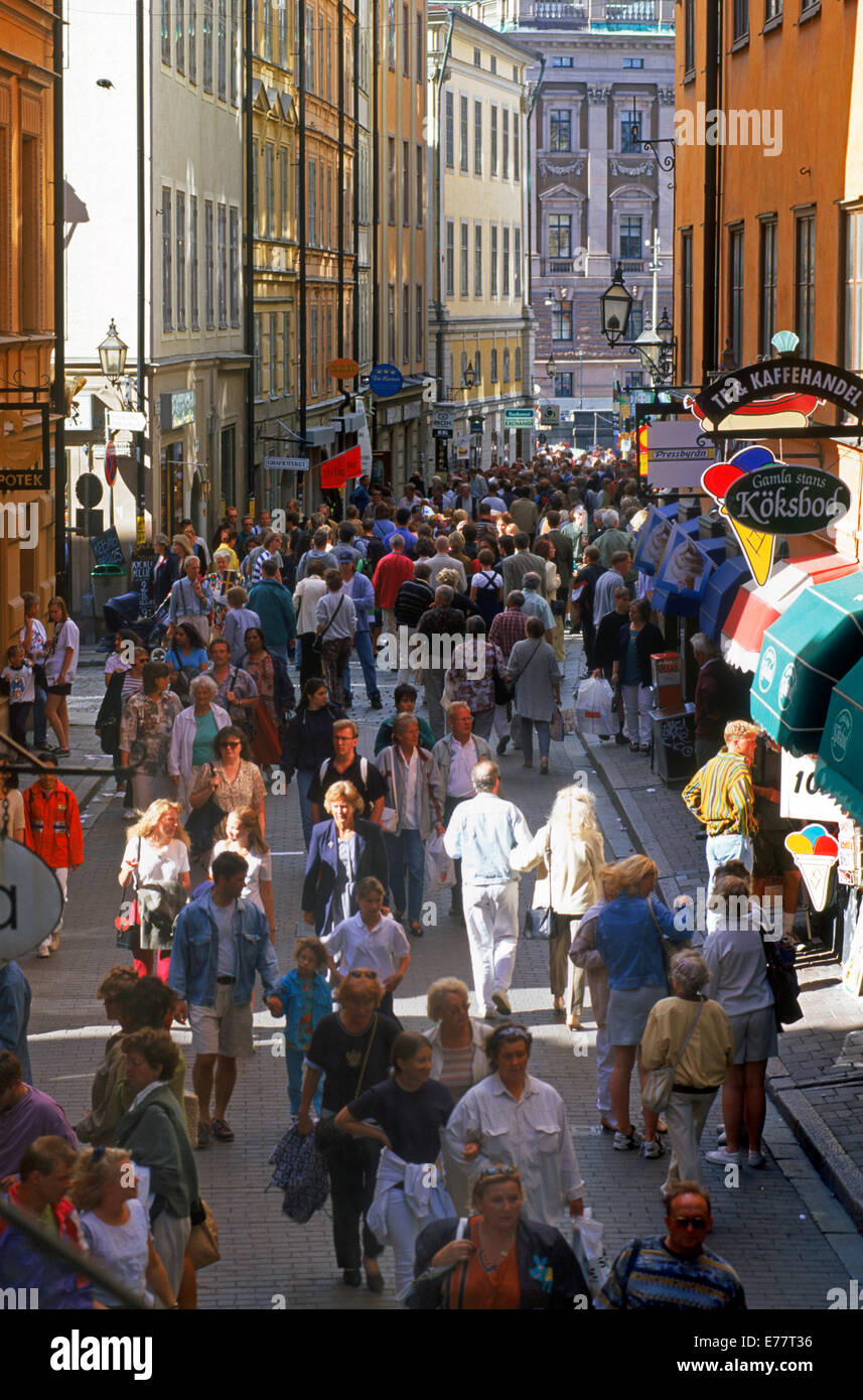La vida en la calle, en Estocolmo, con restaurantes, tiendas de café en la acera, los peatones a lo largo de calles adoquinadas del casco antiguo de la ciudad de Foto de stock