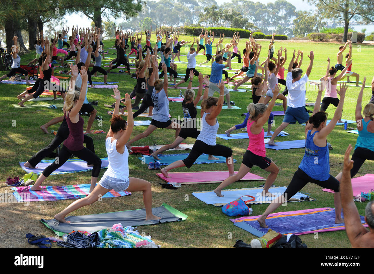 Diario gratuito el ejercicio al aire libre y clases de yoga en Linterna Bay Park en Dana Point, California Foto de stock
