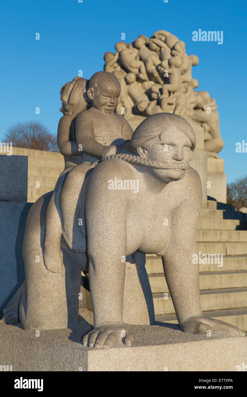 La escultura de granito, dos niños montando en la espalda de su madre, Vigeland instalación, parque Frogner, Oslo, Noruega Foto de stock