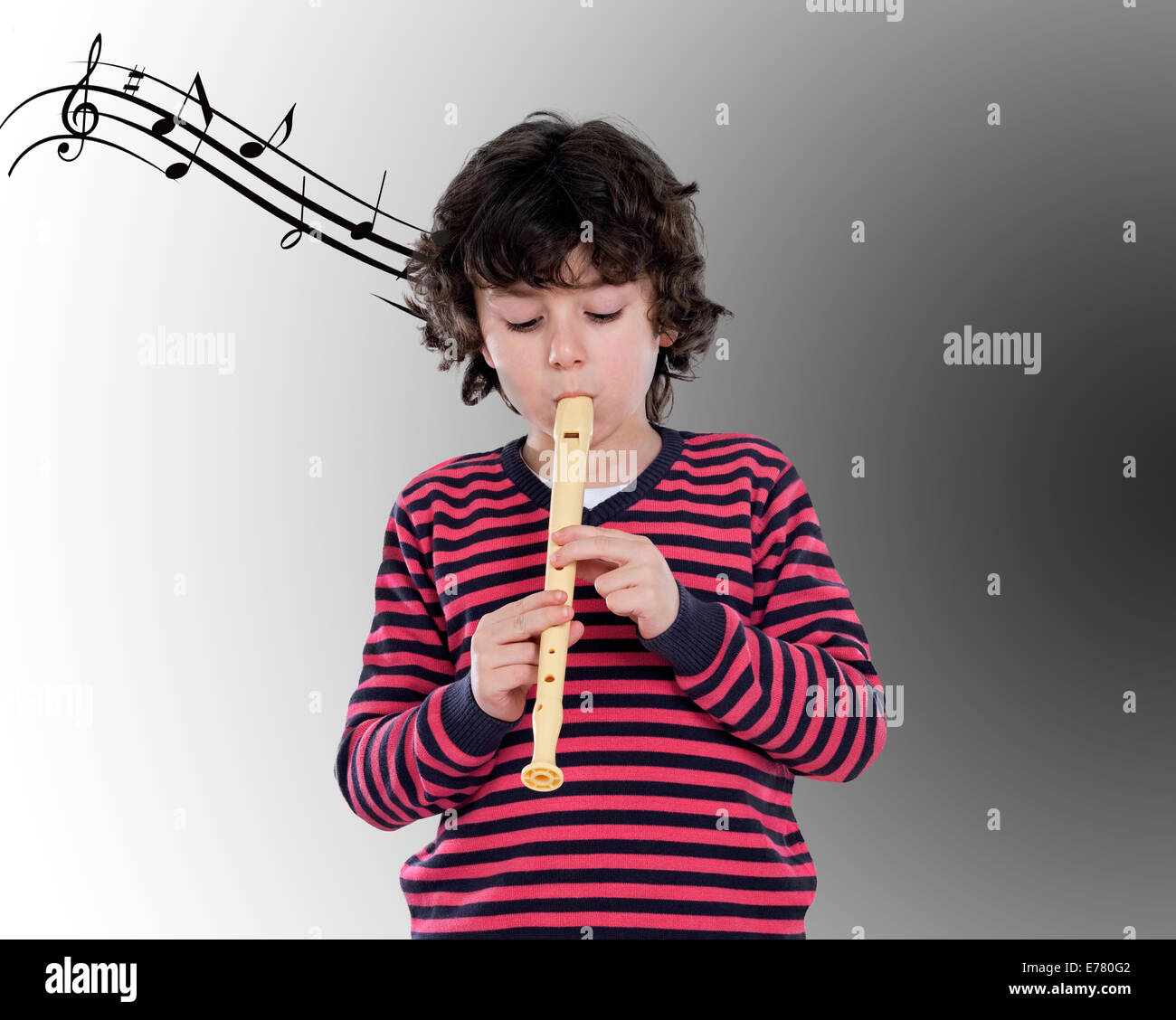 Adorable niño tocando la flauta con una puntuación antecedentes Fotografía  de stock - Alamy