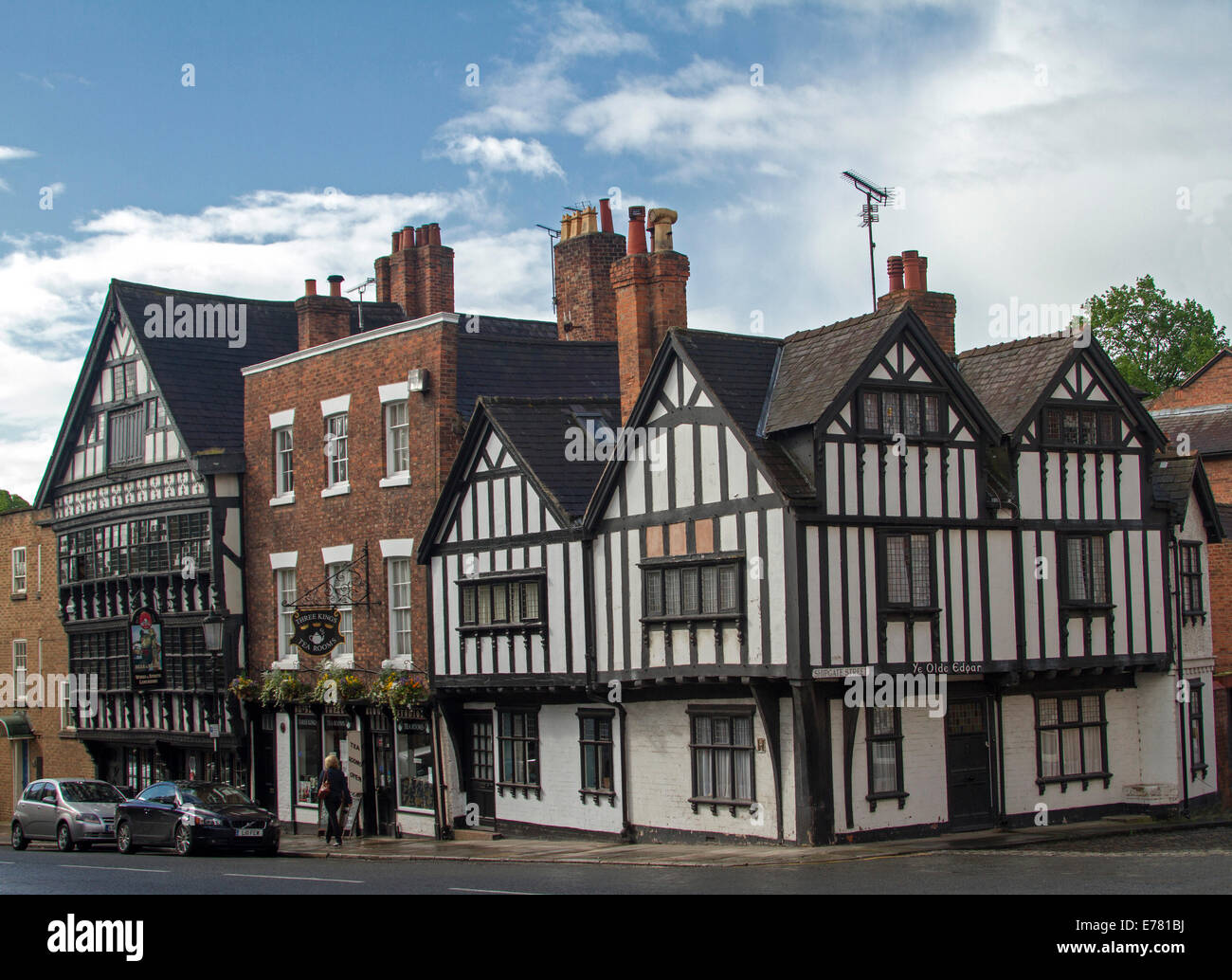 Blanco y negro icónicas del siglo 14 edificios de patrimonio, incluida la sala de té, un oso y Billet pub, y Ye Olde Edgar en la histórica ciudad de Chester Foto de stock